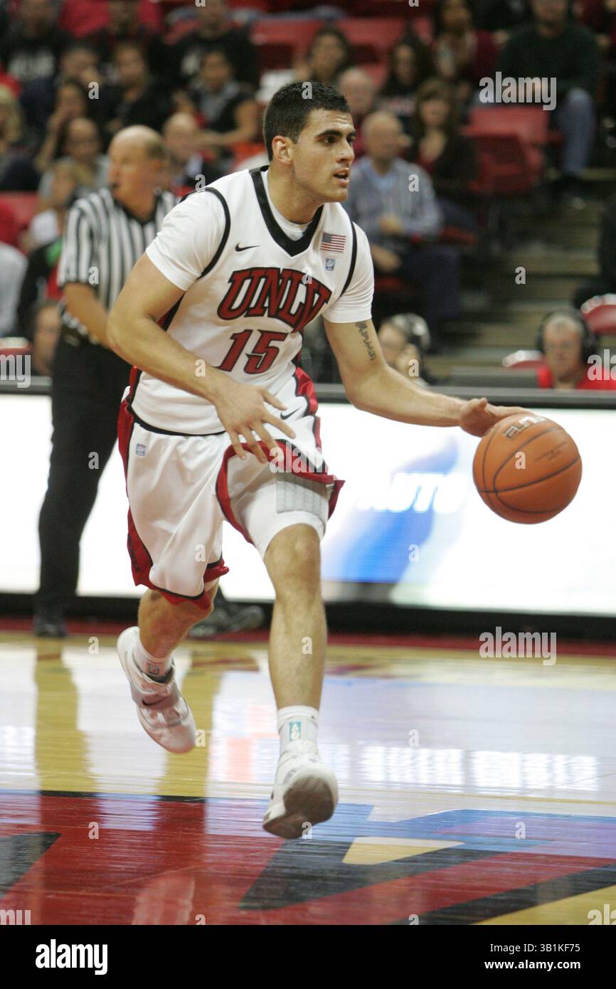 9. November 2010: Mychal Martinez (15) der UNLV während eines NCAA-Basketballspiels zwischen den Wasburn Ichabods und den UNLV Runnin' Rebels im Thomas and Mack Center in Las Vegas, NV. UNLV gewann 88–53. (Bild: © Josh Holmberg/Cal Sport Media/ZUMApress.com) Stockfoto