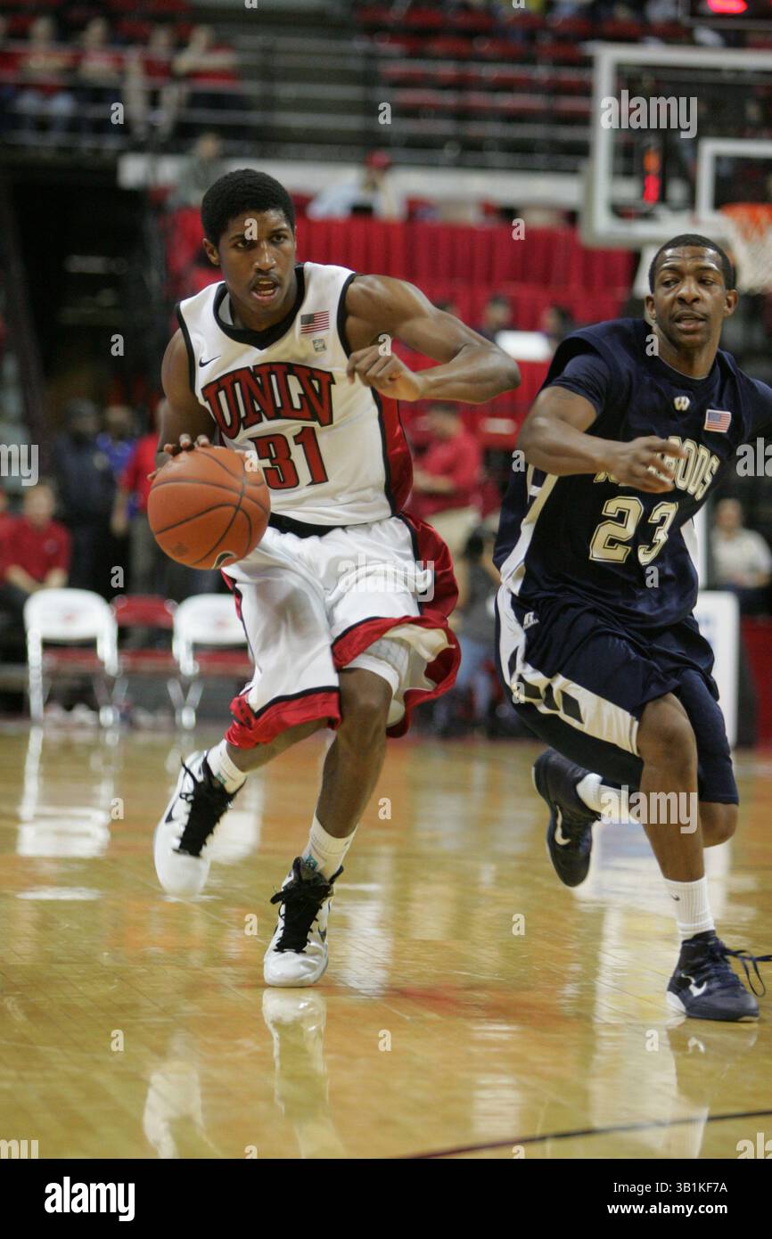 9. November 2010: Justin Hawkins (31) gegen Washburns Jadarren Mumpfield (23) während eines NCAA-Basketballspiels zwischen den Wasburn Ichabods und den UNLV Runnin' Rebels im Thomas and Mack Center in Las Vegas, NV. UNLV gewann 88–53. (Bild: © Josh Holmberg/Cal Sport Media/ZUMApress.com) Stockfoto