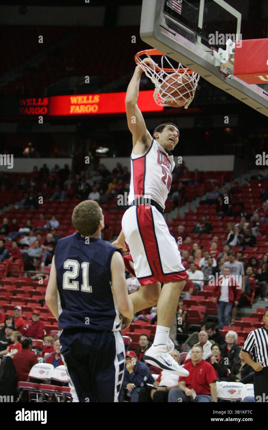 9. November 2010: Karam Mashour (20) der UNLV taucht während eines NCAA-Basketballspiels zwischen den Wasburn Ichabods und den UNLV Runnin' Rebels im Thomas and Mack Center in Las Vegas, NV. UNLV gewann 88–53. (Bild: © Josh Holmberg/Cal Sport Media/ZUMApress.com) Stockfoto