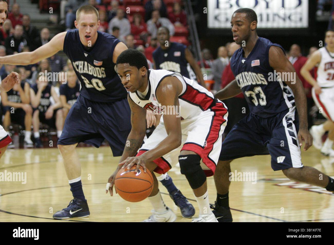9. November 2010: Oscar Bellfield der UNLV (0) gegen Bobby Chipman (20) und Nate Daniels (33) während eines NCAA-Basketballspiels zwischen den Wasburn Ichabods und UNLV Runnin' Rebels im Thomas and Mack Center in Las Vegas, NV. UNLV gewann 88–53. (Bild: © Josh Holmberg/Cal Sport Media/ZUMApress.com) Stockfoto