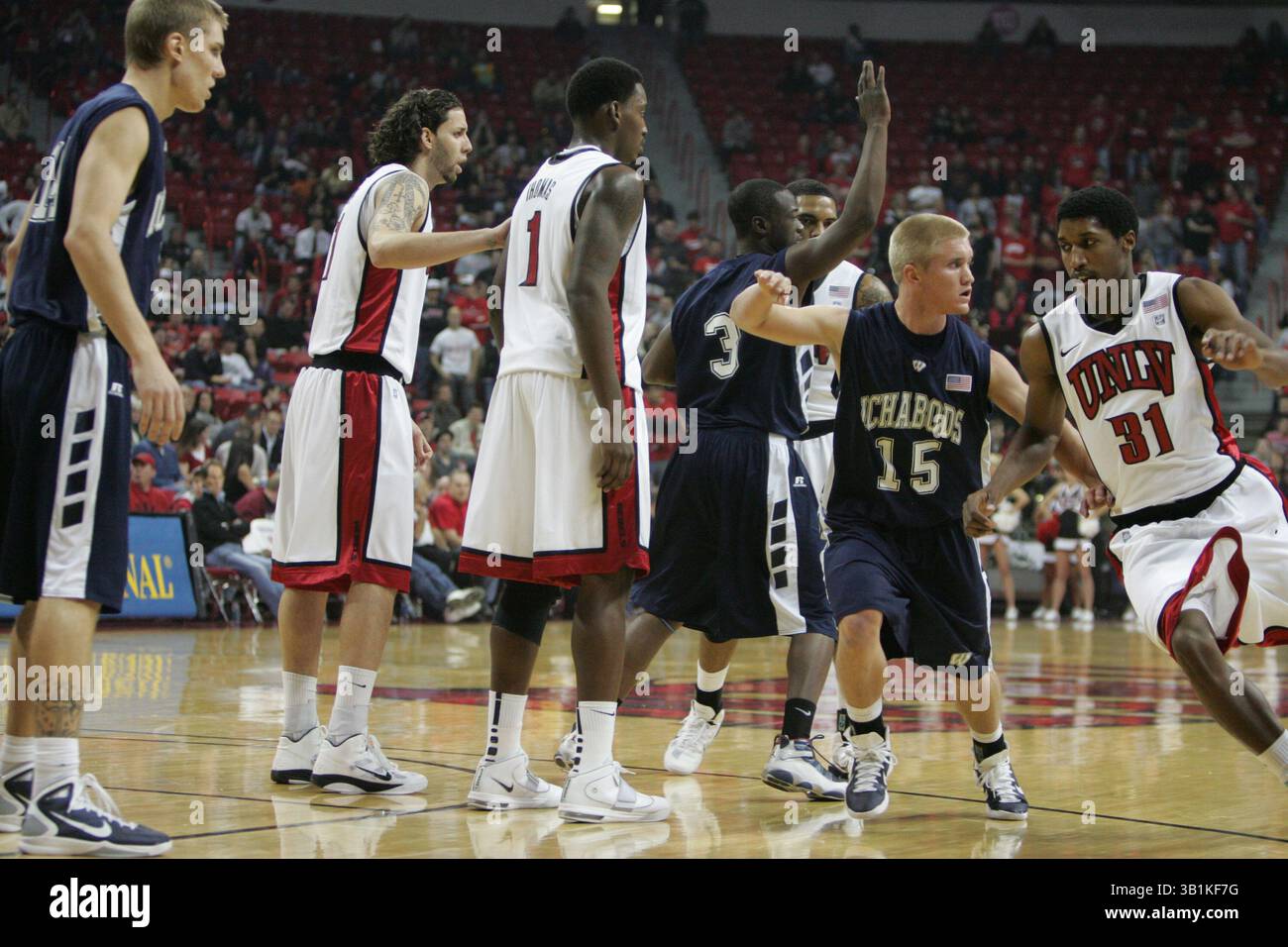 9. November 2010: Die Washburn-Spieler Mitch Allen (15), Logan Stutz (14), Virgil Philistin (3) und UNLV-Spieler Anthony Marshall (3), Carlos Lopez (11), Justin Hawkins (31) und Quintrell Thomas (1) machen sich bereit für einen Einwurf während eines NCAA-Basketballspiels zwischen den Wasburn Ichabods und UNLV Runnin' Rebellen im Thomas and Mack' Center in Las Vegas. UNLV gewann 88–53. (Bild: © Josh Holmberg/Cal Sport Media/ZUMApress.com) Stockfoto