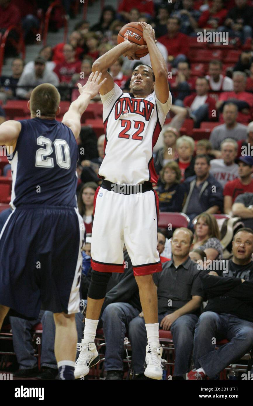 9. November 2010: Chace Stanback (22) der UNLV schießt gegen Washburns Bobby Chipman (20) während eines NCAA-Basketballspiels zwischen den Wasburn Ichabods und UNLV Runnin' Rebels im Thomas and Mack Center in Las Vegas, NV. UNLV gewann 88–53. (Bild: © Josh Holmberg/Cal Sport Media/ZUMApress.com) Stockfoto