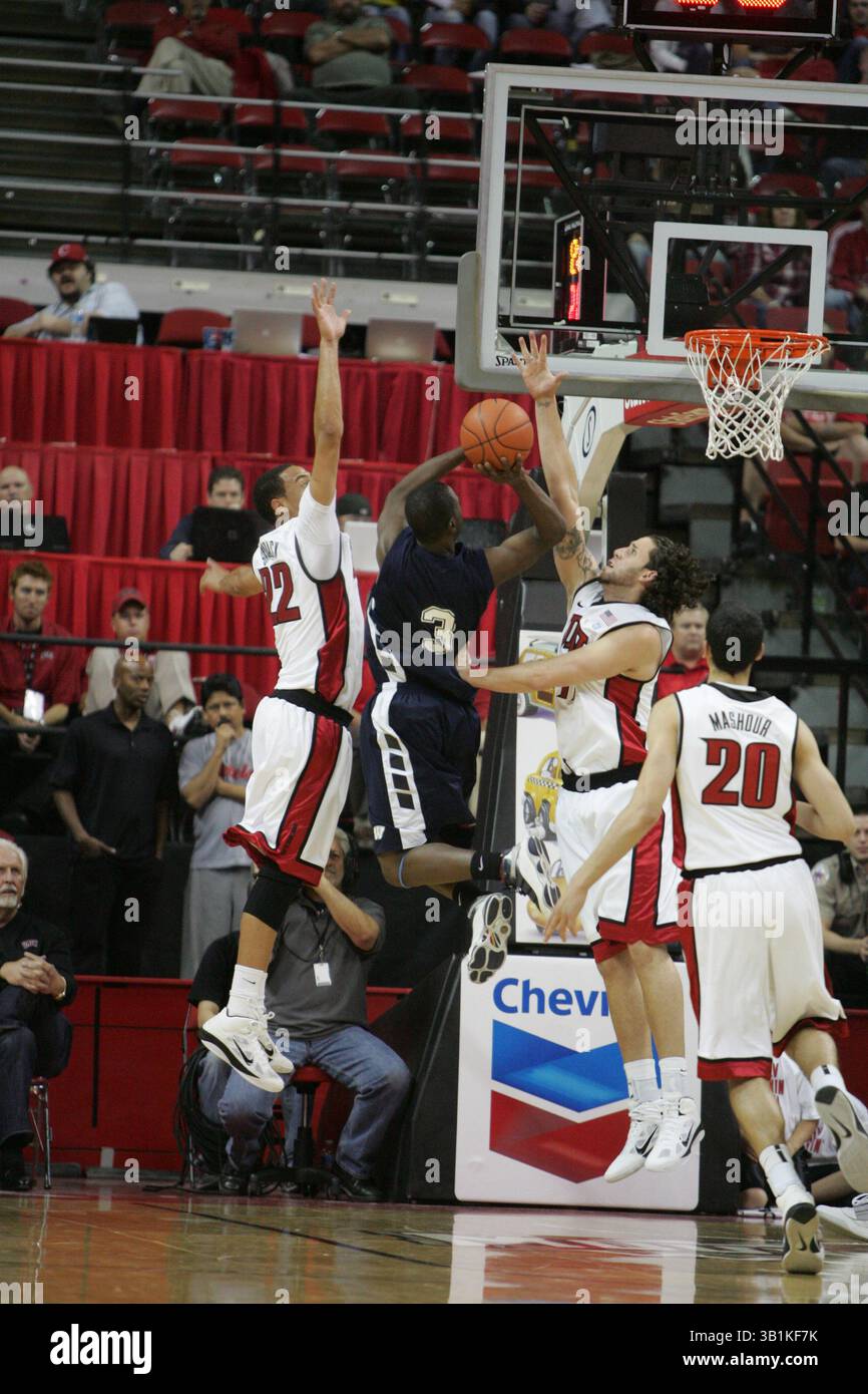 9. November 2010: Carlos Lopez (11, rechts) und Chace Stanback (22) blockieren Washburns Virgil Philistin (3) während eines NCAA-Basketballspiels zwischen den Wasburn Ichabods und den UNLV Runnin' Rebellen im Thomas and Mack Center in Las Vegas, NV. UNLV gewann 88–53. (Bild: © Josh Holmberg/Cal Sport Media/ZUMApress.com) Stockfoto