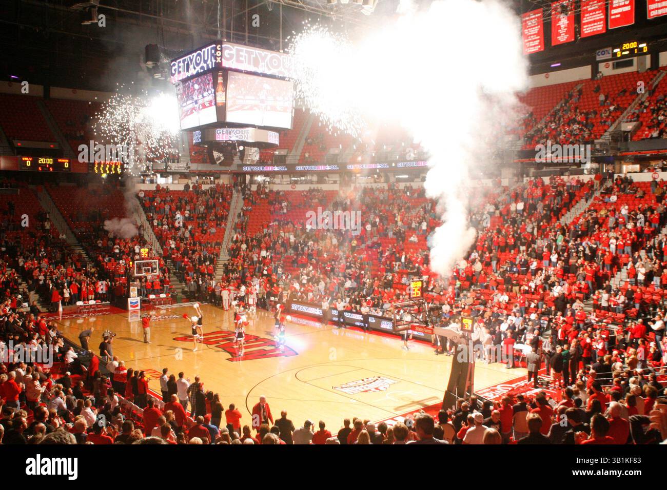 9. November 2010: Ein allgemeiner Blick auf das Thomas and Mack Center während der Eröffnungszeremonien während eines NCAA-Basketballspiels zwischen den Wasburn Ichabods und UNLV Runnin' Rebels im Thomas and Mack Center in Las Vegas, NV. UNLV gewann 88–53. (Bild: © Josh Holmberg/Cal Sport Media/ZUMApress.com) Stockfoto