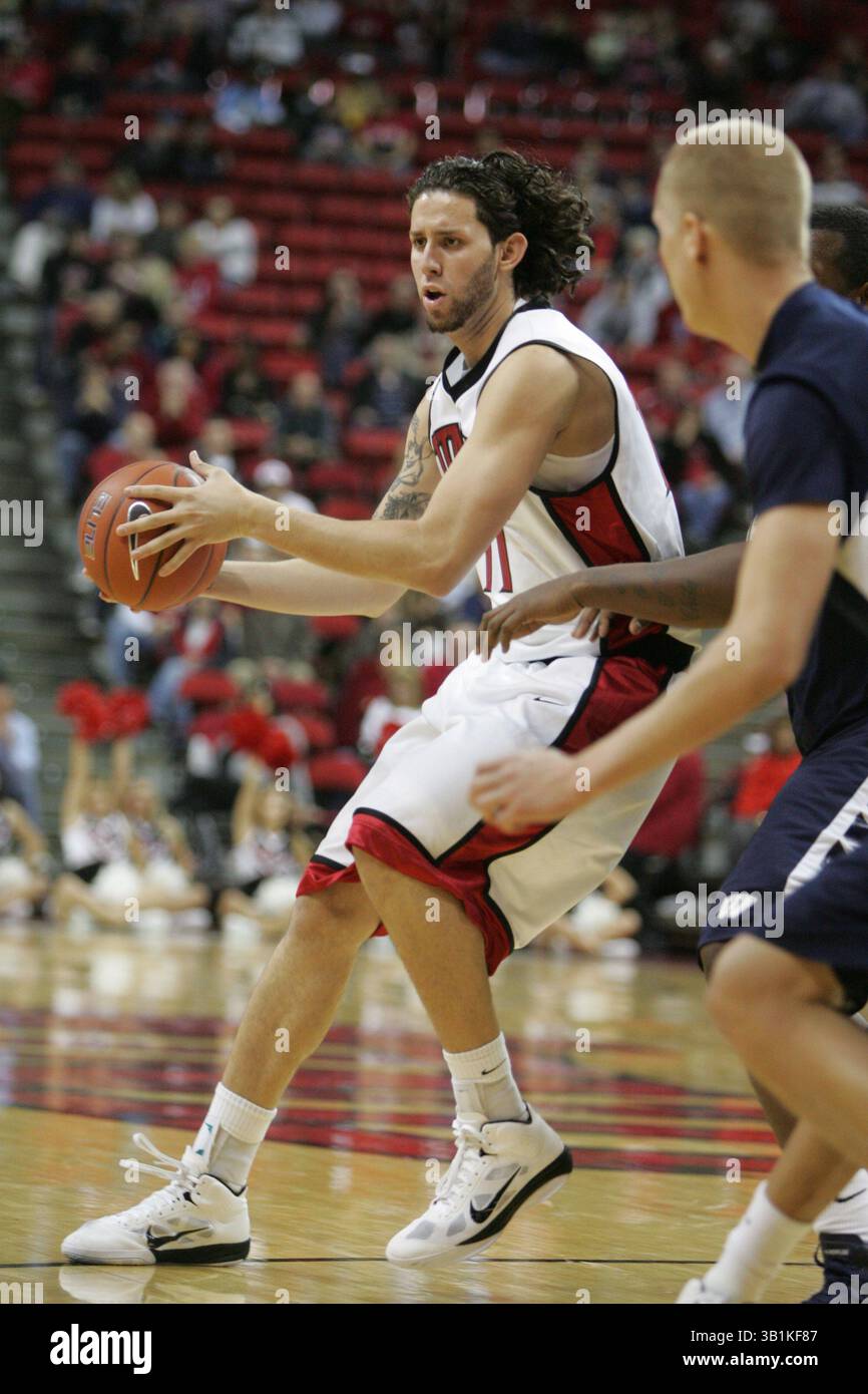 9. November 2010: UNLV-Neuling Carlos Lopez (11) während eines NCAA-Basketballspiels zwischen den Wasburn Ichabods und UNLV Runnin' Rebels im Thomas and Mack Center in Las Vegas, NV. UNLV gewann 88–53. (Bild: © Josh Holmberg/Cal Sport Media/ZUMApress.com) Stockfoto