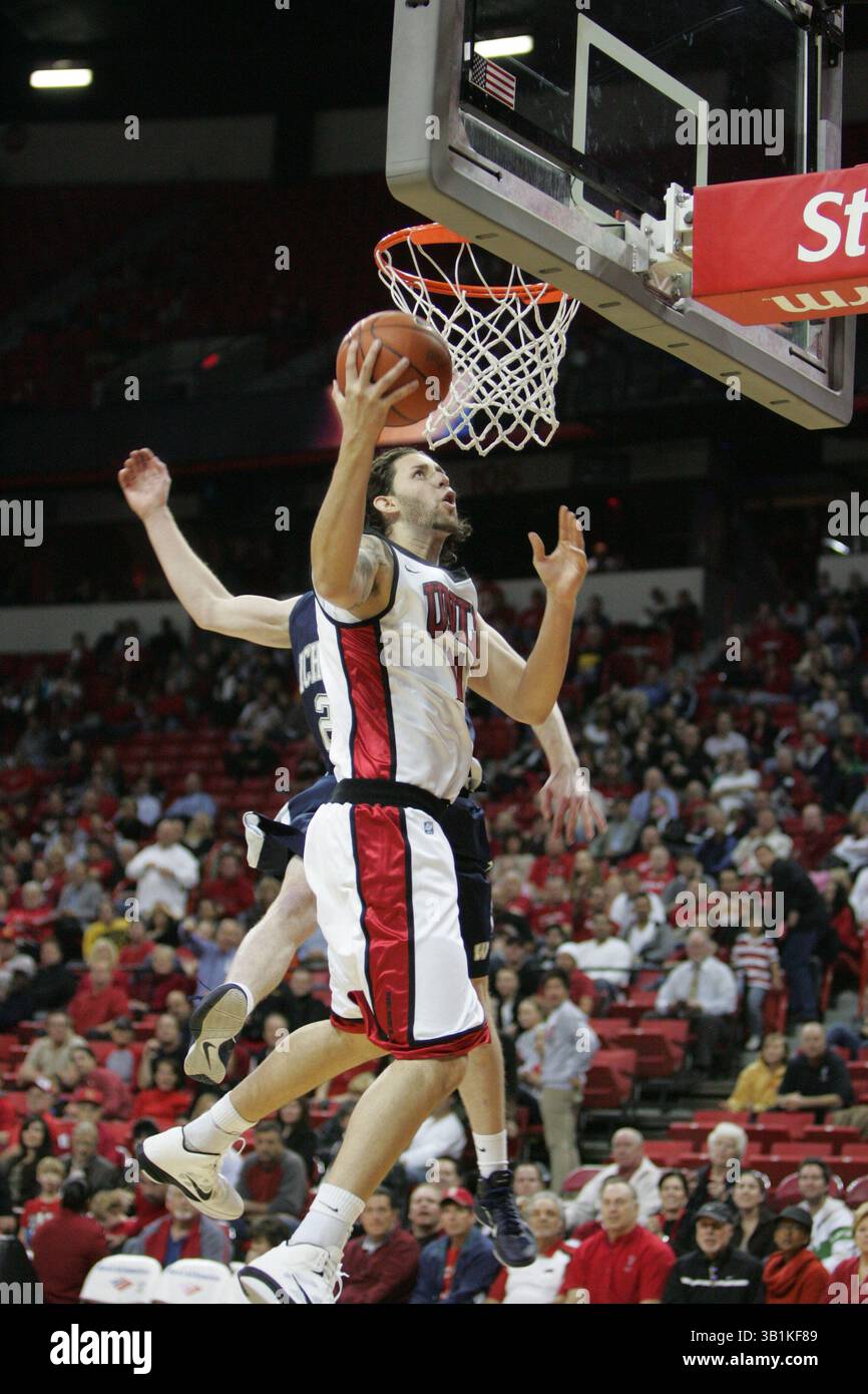 9. November 2010: UNLV-Neuling Carlos Lopez (11) während eines NCAA-Basketballspiels zwischen den Wasburn Ichabods und UNLV Runnin' Rebels im Thomas and Mack Center in Las Vegas, NV. UNLV gewann 88–53. (Bild: © Josh Holmberg/Cal Sport Media/ZUMApress.com) Stockfoto