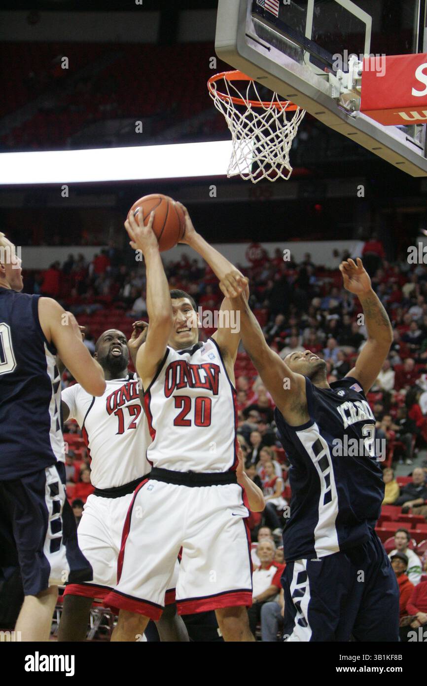 9. November 2010: UNLV-Neuling Karam Mashour (20) gegen Washburns de’Andre Washington (2) während eines NCAA-Basketballspiels zwischen den Wasburn Ichabods und UNLV Runnin' Rebels im Thomas and Mack Center in Las Vegas, NV. Die UNLV gewann 88:53. Brice Massamba von UNLV (12) ebenfalls abgebildet. (Bild: © Josh Holmberg/Cal Sport Media/ZUMApress.com) Stockfoto