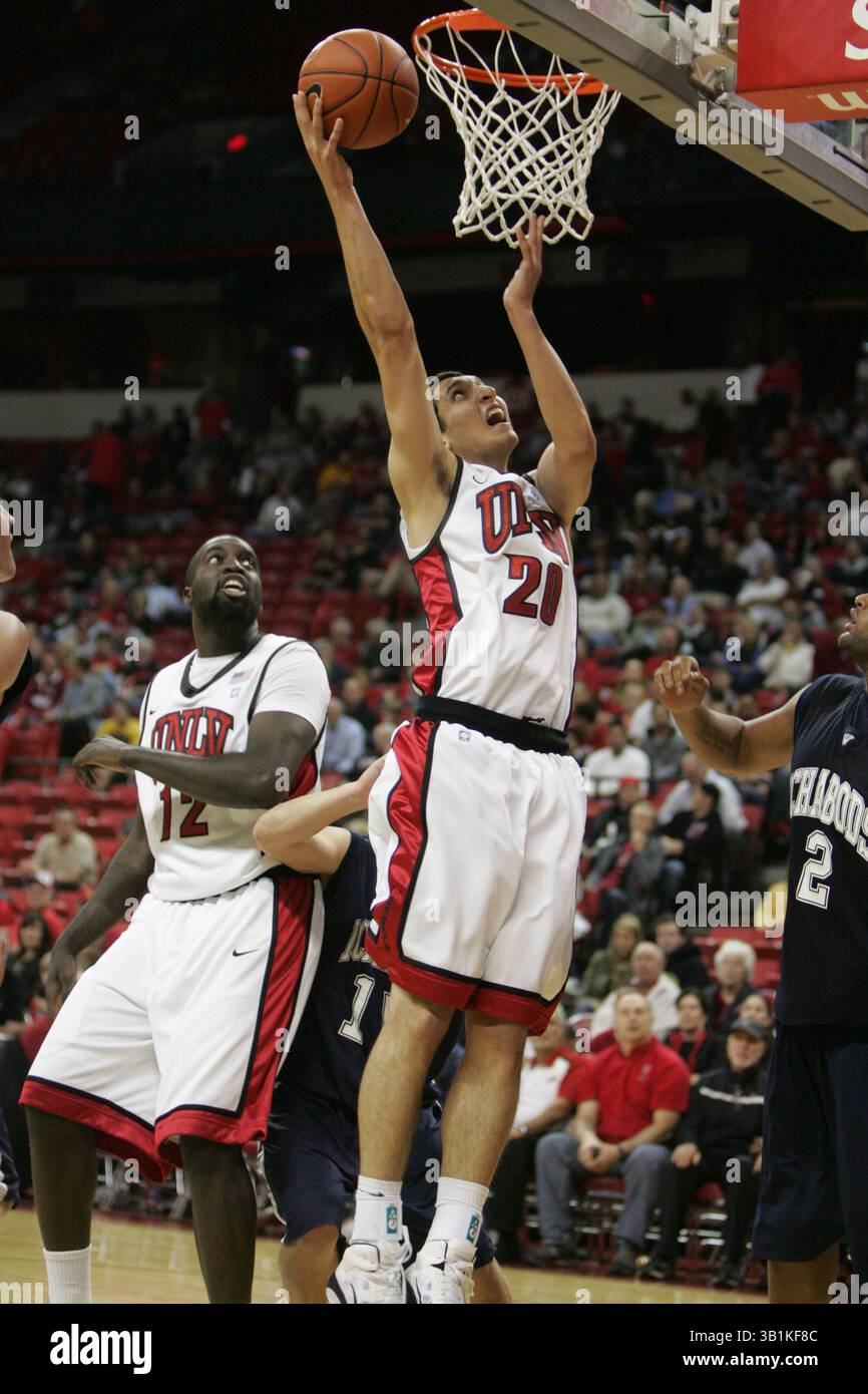 9. November 2010: UNLV-Neuling Karam Mashour (20) gegen Washburns de’Andre Washington (2) während eines NCAA-Basketballspiels zwischen den Wasburn Ichabods und UNLV Runnin' Rebels im Thomas and Mack Center in Las Vegas, NV. Die UNLV gewann 88:53. Brice Massamba von UNLV (12) ebenfalls abgebildet. (Bild: © Josh Holmberg/Cal Sport Media/ZUMApress.com) Stockfoto