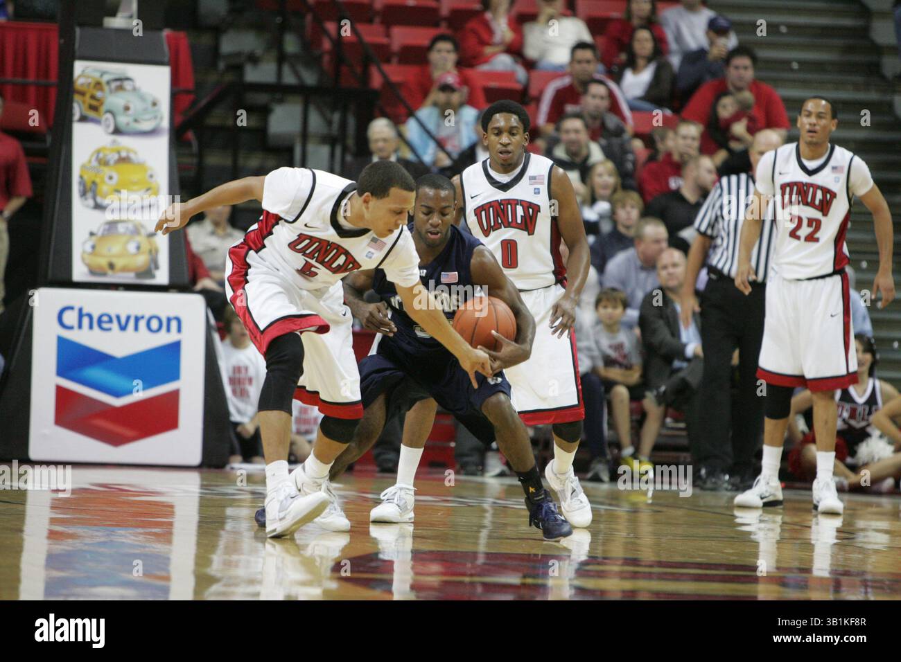 9. November 2010: Derrick Jasper (5) der UNLV versucht, den Ball von Washburns Nate Daniels (33) zu stehlen, während eines NCAA-Basketballspiels zwischen den Wasburn Ichabods und den UNLV Runnin' Rebels im Thomas and Mack Center in Las Vegas, NV. UNLV gewann 88–53. (Bild: © Josh Holmberg/Cal Sport Media/ZUMApress.com) Stockfoto