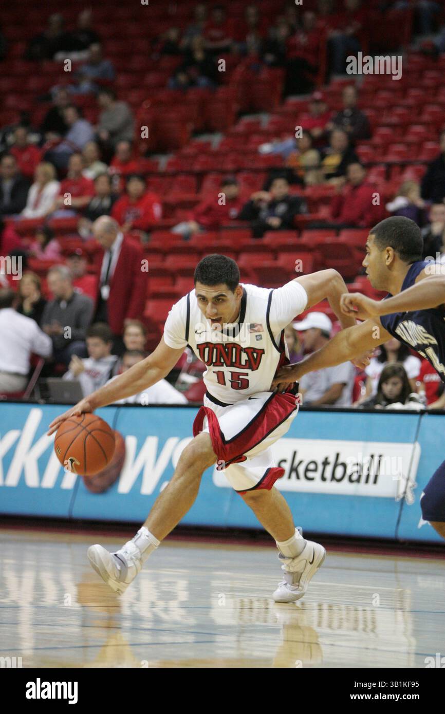 9. November 2010: Mychal Martinez (15) der UNLV während eines NCAA-Basketballspiels zwischen den Wasburn Ichabods und den UNLV Runnin' Rebels im Thomas and Mack Center in Las Vegas, NV. UNLV gewann 88–53. (Bild: © Josh Holmberg/Cal Sport Media/ZUMApress.com) Stockfoto