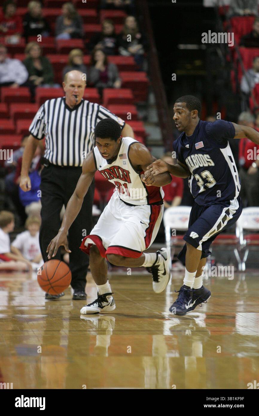 9. November 2010: Justin Hawkins (31) gegen Washburns Jadarren Mumpfield (23) während eines NCAA-Basketballspiels zwischen den Wasburn Ichabods und den UNLV Runnin' Rebels im Thomas and Mack Center in Las Vegas, NV. UNLV gewann 88–53. (Bild: © Josh Holmberg/Cal Sport Media/ZUMApress.com) Stockfoto