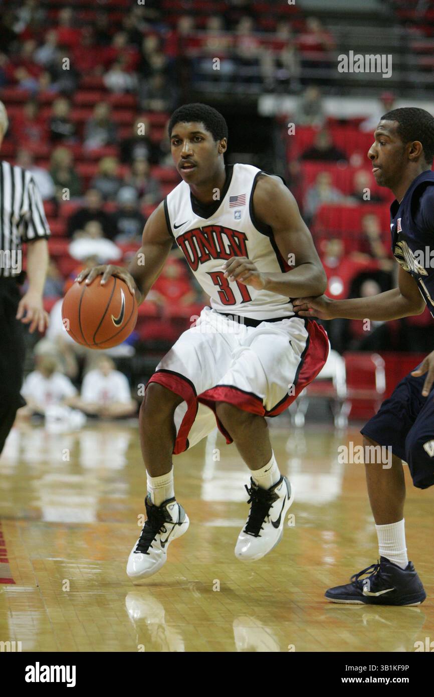 9. November 2010: Justin Hawkins (31) gegen Washburns Jadarren Mumpfield (23) während eines NCAA-Basketballspiels zwischen den Wasburn Ichabods und den UNLV Runnin' Rebels im Thomas and Mack Center in Las Vegas, NV. UNLV gewann 88–53. (Bild: © Josh Holmberg/Cal Sport Media/ZUMApress.com) Stockfoto