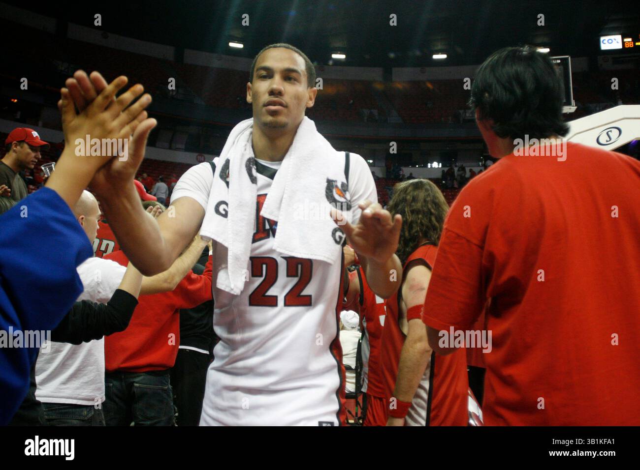 9. November 2010: Chace Stanback (22) von UNLV begrüßt Fans nach dem Spiel während eines NCAA-Basketballspiels zwischen den Wasburn Ichabods und UNLV Runnin' Rebels im Thomas and Mack Center in Las Vegas, NV. UNLV gewann 88–53. (Bild: © Josh Holmberg/Cal Sport Media/ZUMApress.com) Stockfoto