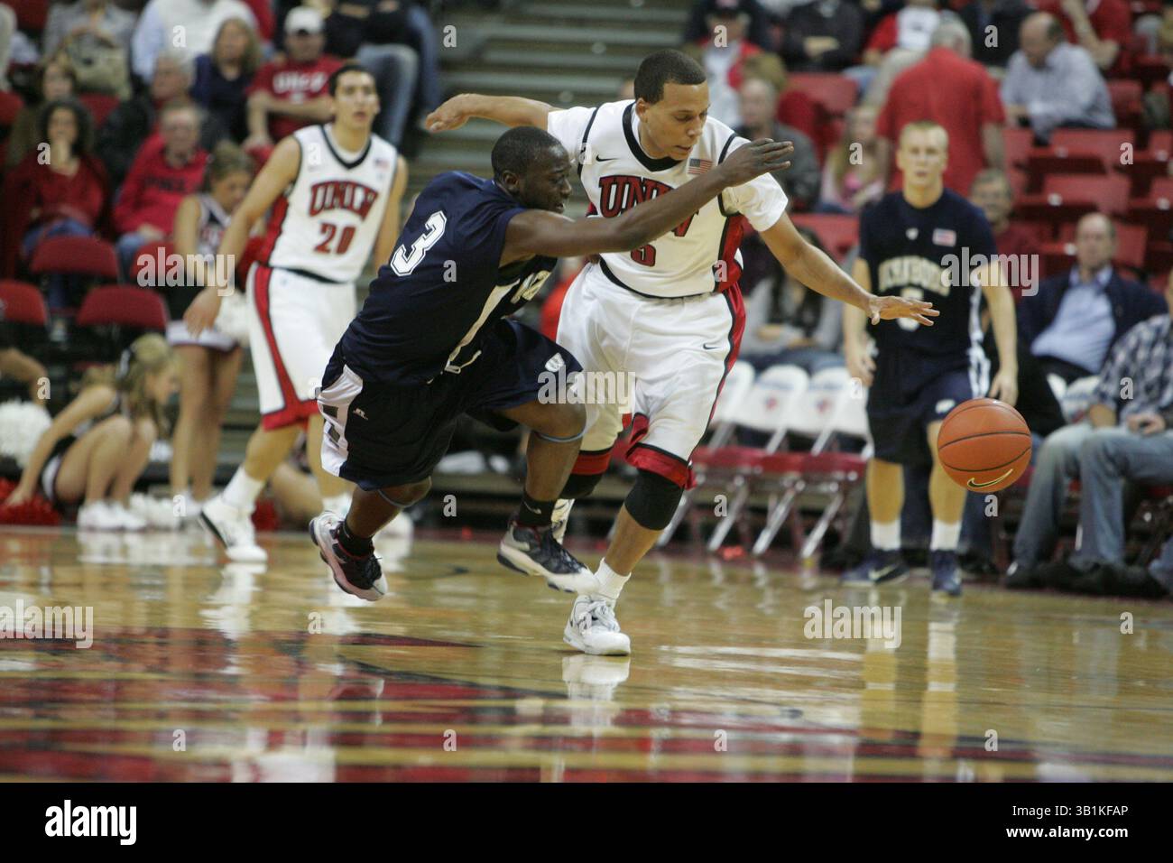 9. November 2010: Derrick Jasper (5) stiehlt Washburns Virgil Philistin (3) während eines NCAA-Basketballspiels zwischen den Wasburn Ichabods und UNLV Runnin' Rebels im Thomas and Mack Center in Las Vegas, NV. UNLV gewann 88–53. (Bild: © Josh Holmberg/Cal Sport Media/ZUMApress.com) Stockfoto