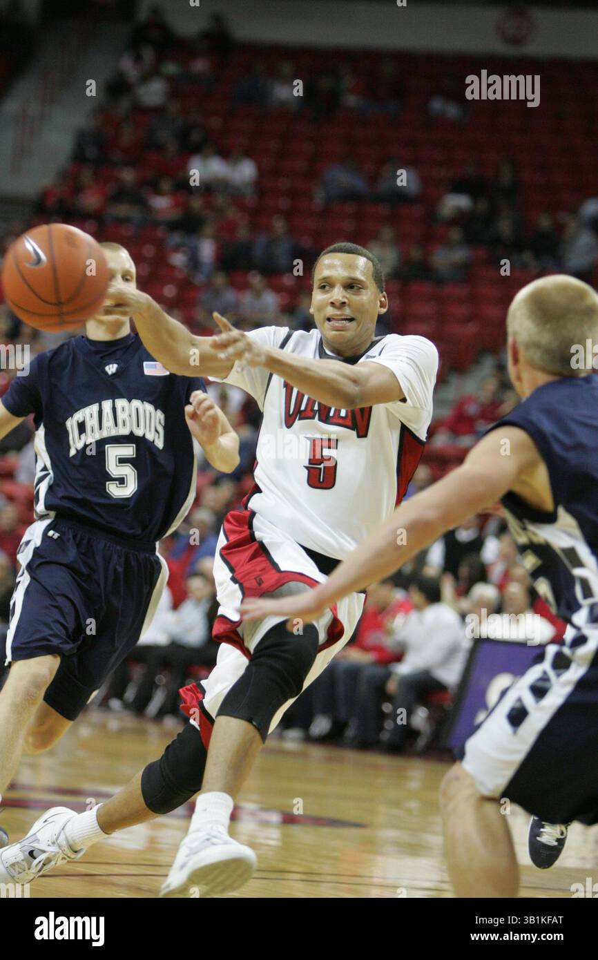 9. November 2010: Derrick Jasper (5) von UNLV übergibt den Ball während eines NCAA-Basketballspiels zwischen den Wasburn Ichabods und den UNLV Runnin' Rebels im Thomas and Mack Center in Las Vegas, NV. UNLV gewann 88–53. (Bild: © Josh Holmberg/Cal Sport Media/ZUMApress.com) Stockfoto