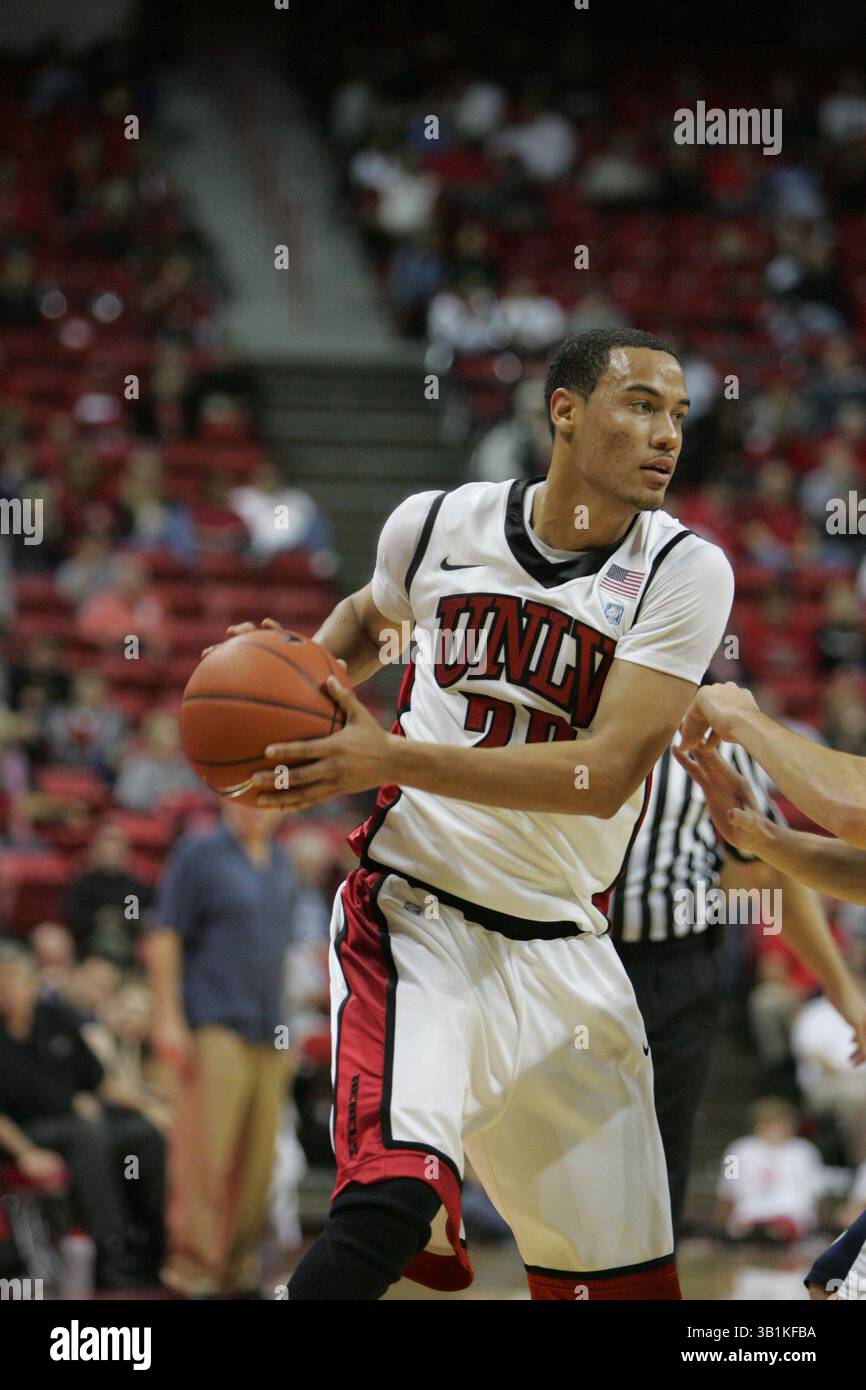 9. November 2010: Chace Stanback (22) der UNLV während eines NCAA-Basketballspiels zwischen den Wasburn Ichabods und den UNLV Runnin' Rebels im Thomas and Mack Center in Las Vegas, NV. UNLV gewann 88–53. (Bild: © Josh Holmberg/Cal Sport Media/ZUMApress.com) Stockfoto