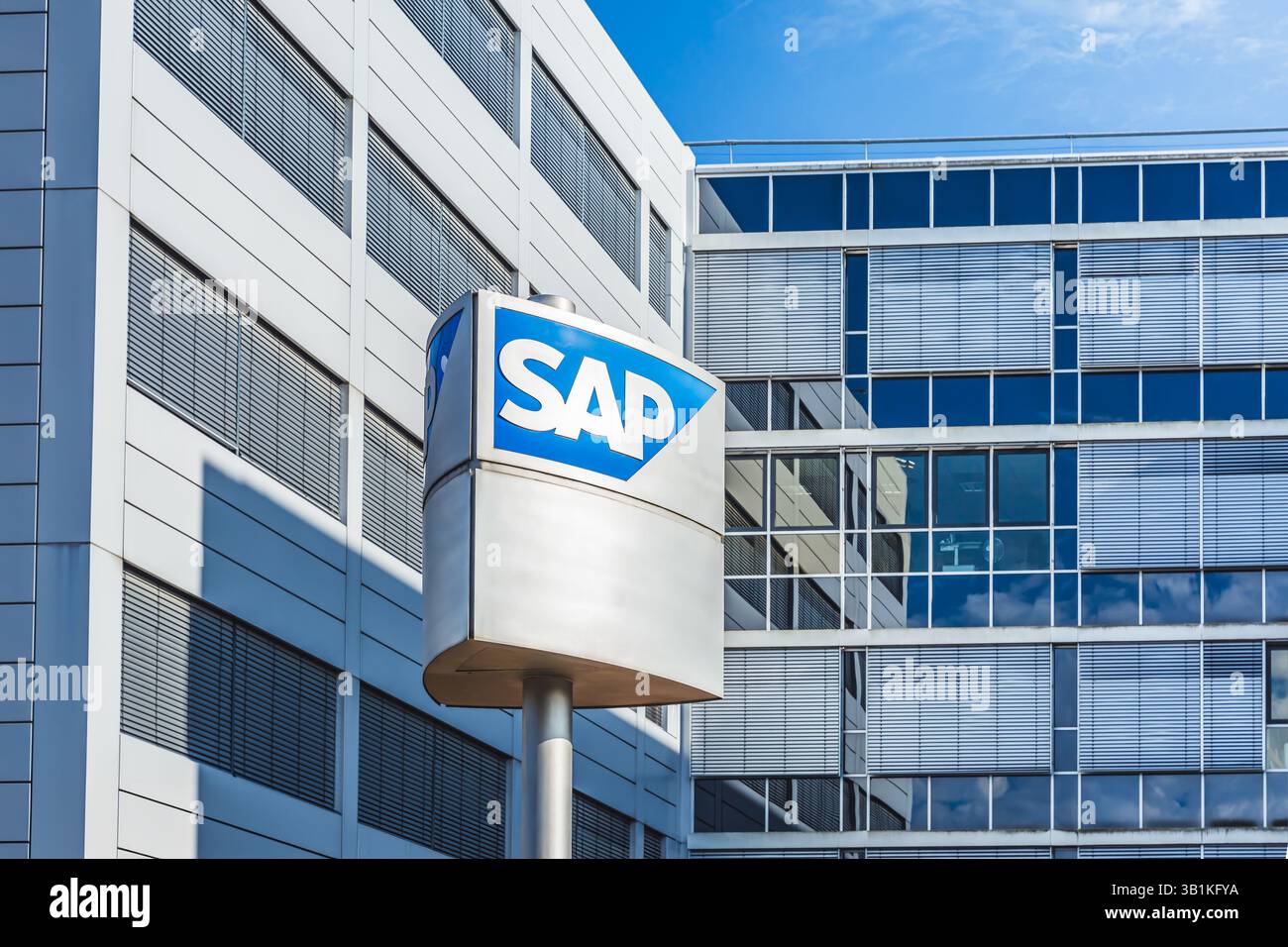 SAP-Logo, weltweit tätiges, multinationales Softwareunternehmen, visuelles Branding des Softwaregiganten auf dem Firmengelände Stockfoto
