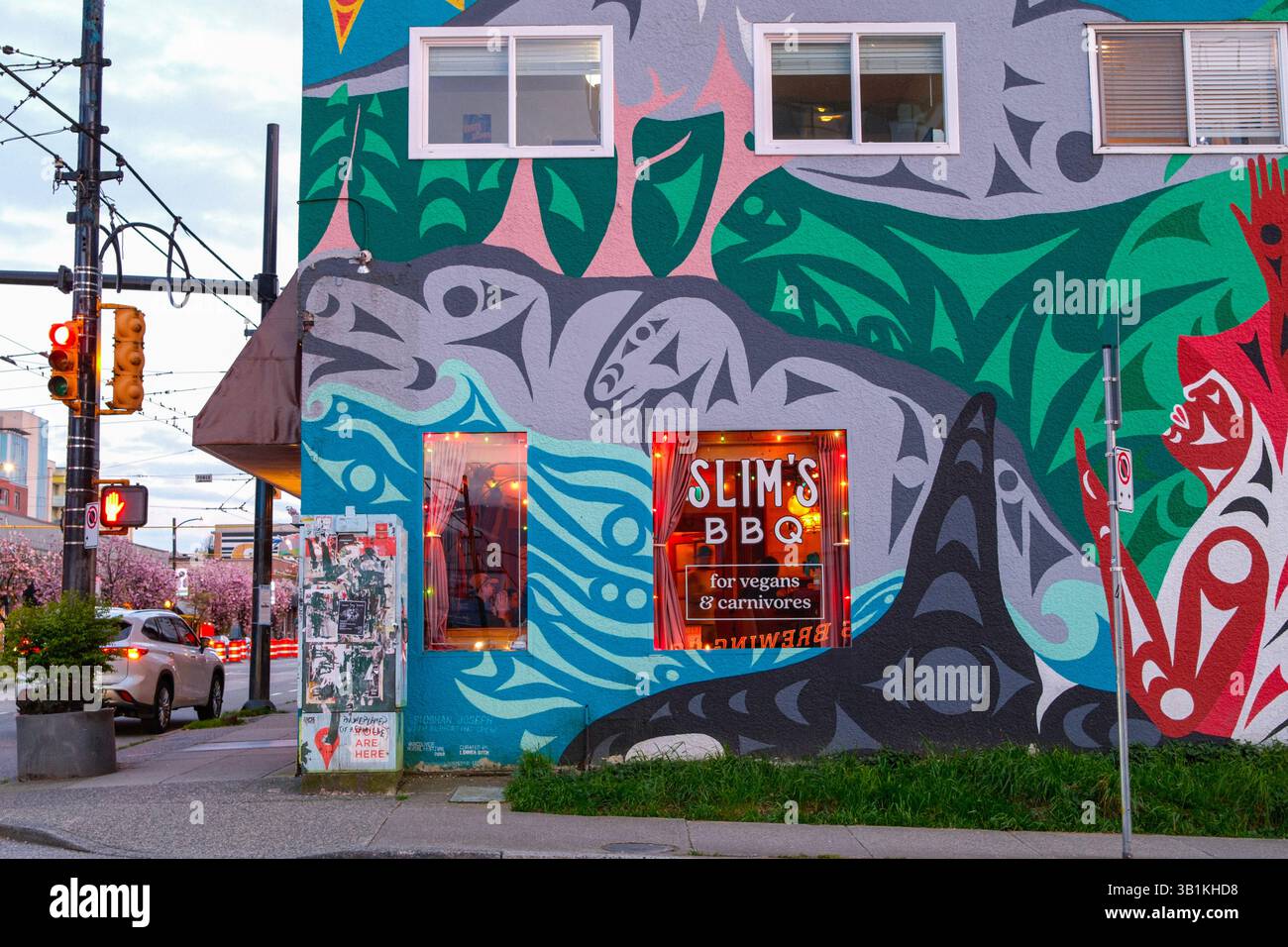 Ein schönes First Nations Wandgemälde an der Main Street & 7th Avenue in Mount Pleasant, Vancouver, BC. Stockfoto
