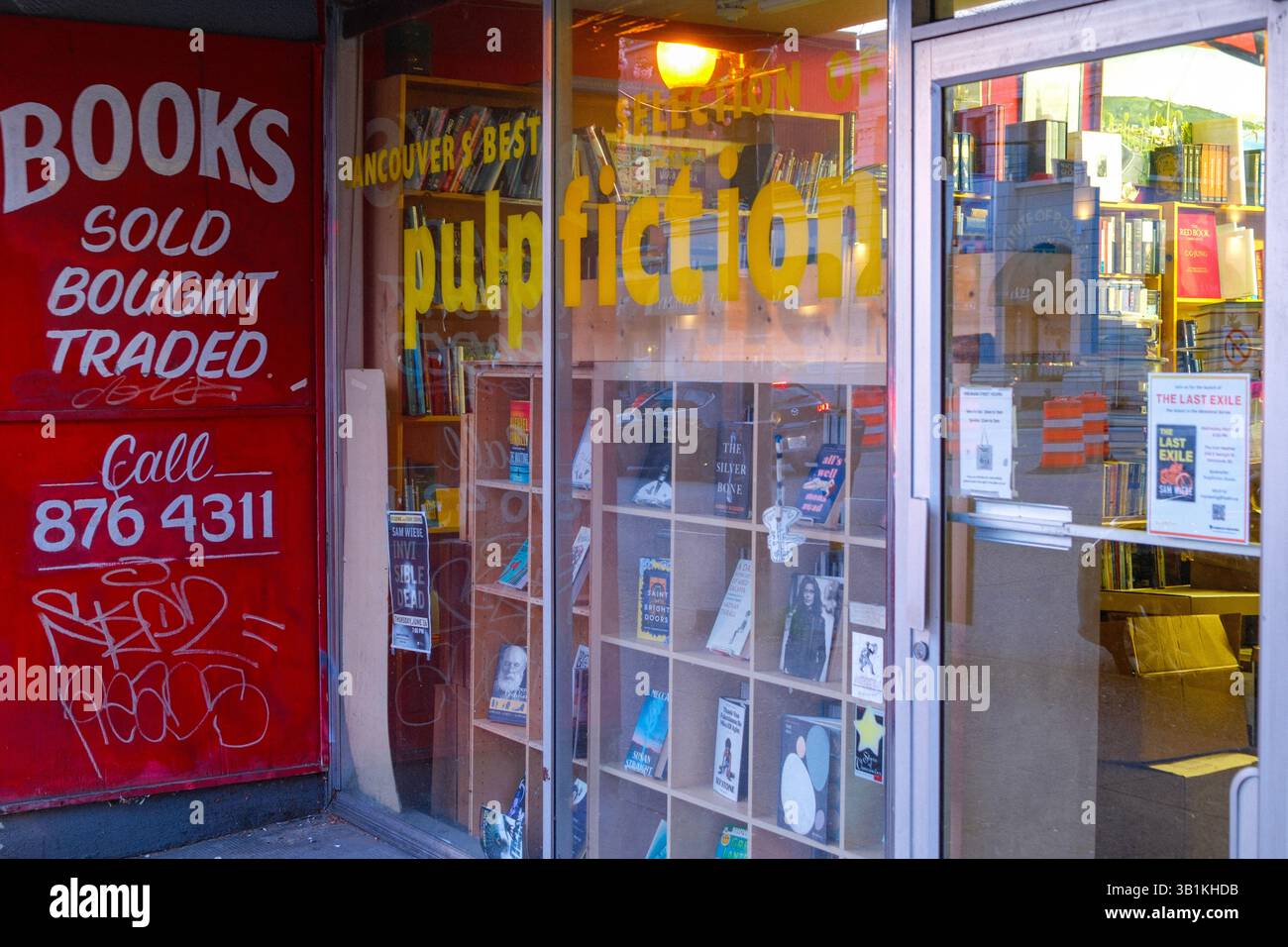 Die Ladenfront von Pulp Fiction Books entlang der Main Street in Mount Pleasant, Vancouver, BC. Stockfoto
