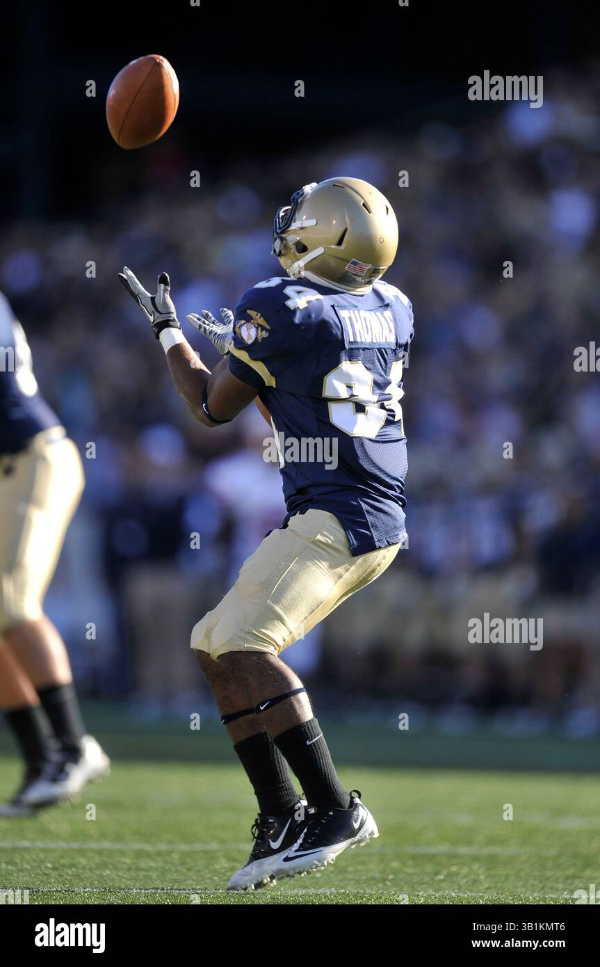 16. Oktober 2010: Marcus Thomas #34 für die Navy Midshipmen macht einen Fang während eines Spiels gegen die Mustangs der Southern Methodist University im Navy-Marine Corps Memorial Stadium in Annapolis, Maryland. HALBZEIT (Bild: © Joy Absalon/Cal Sport Media/ZUMApress.com) Stockfoto