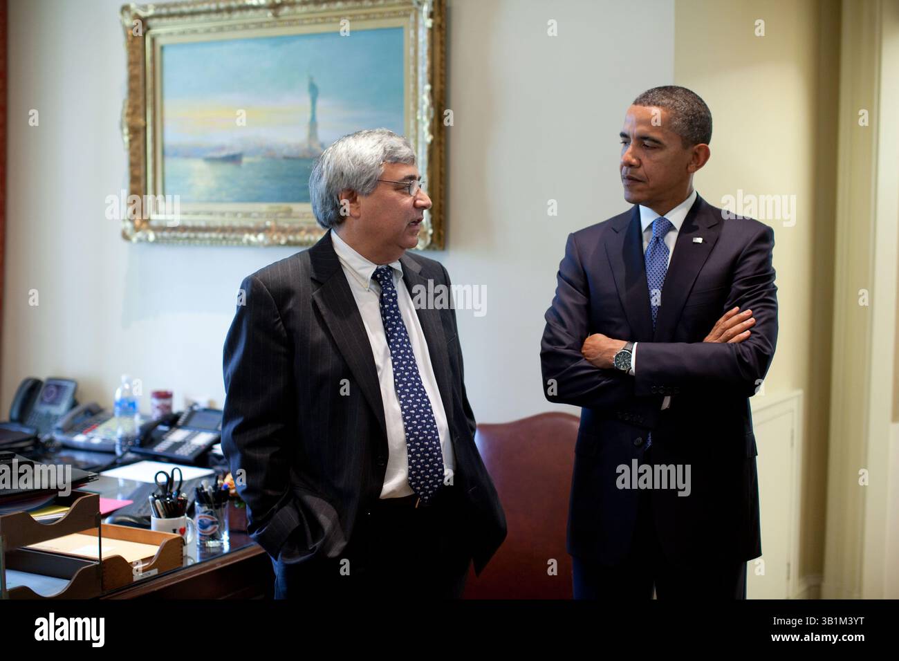 15. Oktober 2010: Washington, District of Columbia, USA: Präsident BARACK OBAMA spricht mit dem Interimschef PETE ROUSE im Outer Oval Office. (Kreditbild: © Pete Souza/das Weiße Haus/ZUMApress.com) Stockfoto