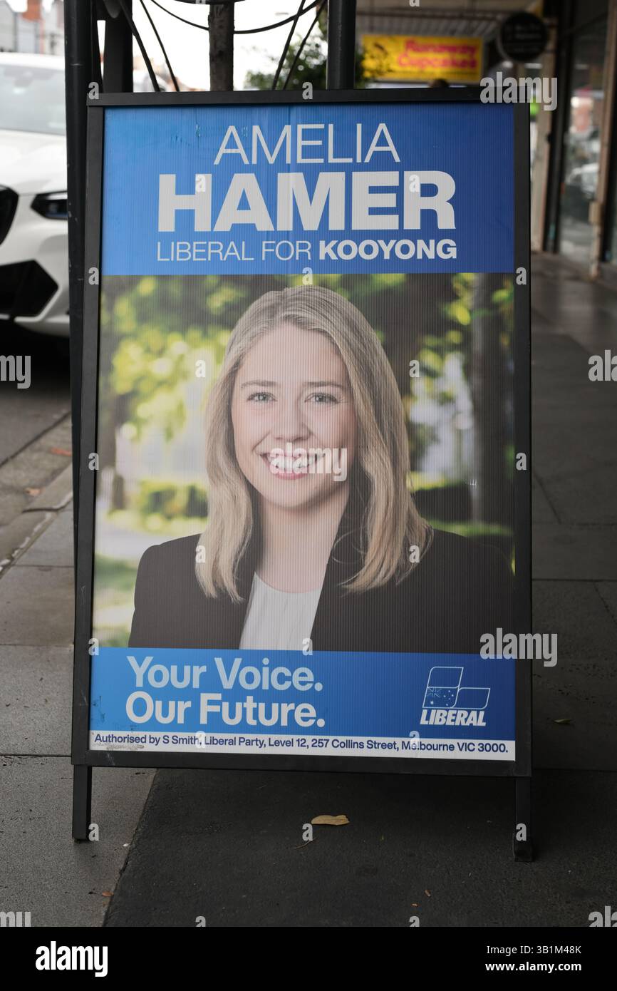 In der Glenferrie Rd vor Geschäften unterschreiben, um die Kandidatin der Liberalen Partei Amelia Hamer zu fördern, die Teil ihrer Wahlkampagne in der Bundeswahlkammer Kooyong war Stockfoto