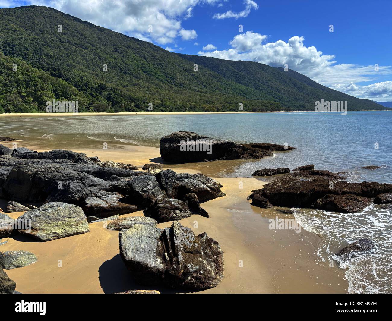 Blick nach Norden vom Buchans Point in Richtung Ellis Beach, Cairns, Queensland, Australien Stockfoto