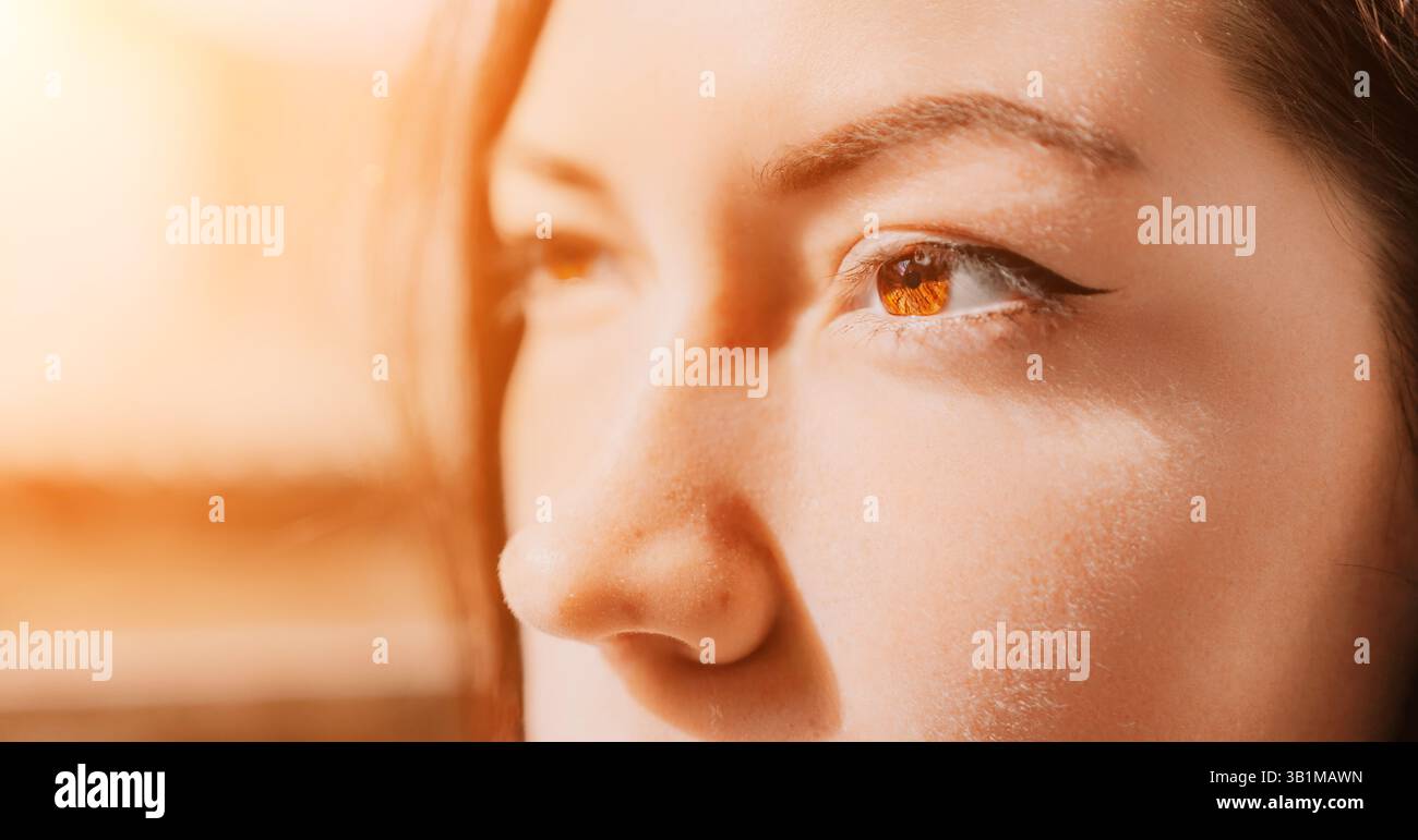 Woman Eyes Closeup Porträt Blickt Weg Vom Sonnenlicht Stockfoto