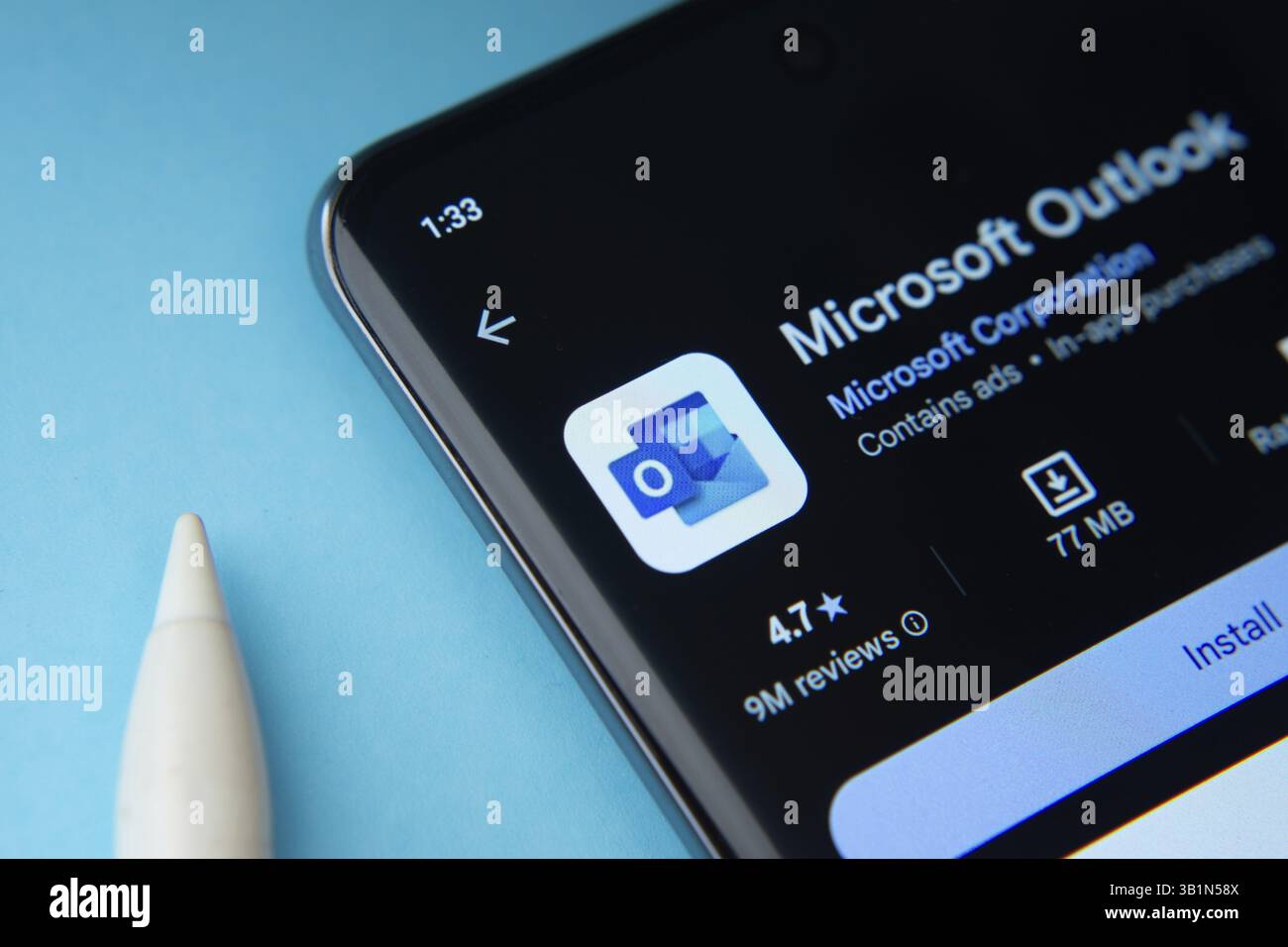 Dhaka, Bangladesch- 17. März 2025: Die microsoft Outlook App von Google Playstore wird auf einem Smartphone-Bildschirm angezeigt Stockfoto
