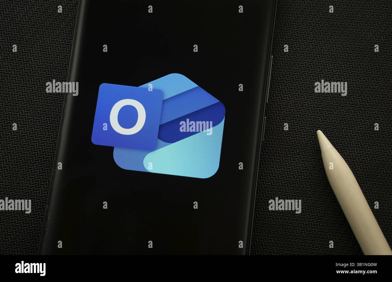 Dhaka, Bangladesch - 17. März 2025: Das Logo des microsoft Outlook wird auf einem Smartphone-Bildschirm angezeigt Stockfoto