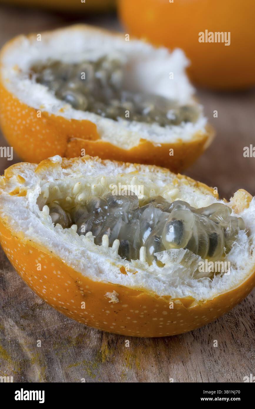 Geöffnete Grenadilla mit Fruchtfleisch Stockfoto