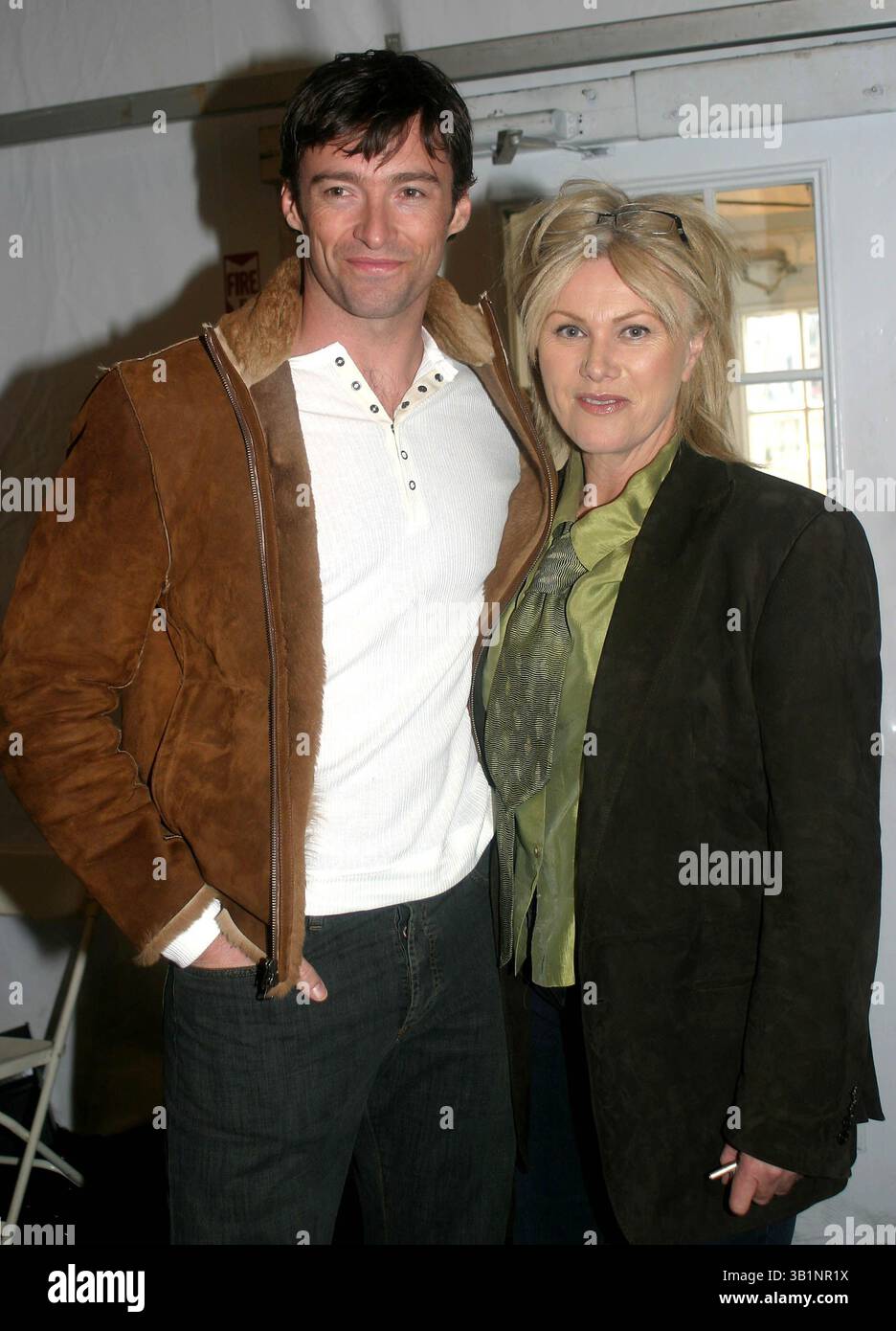 Februar 2004 - New York, New York, USA - I8448BT. OLYMPUS FASHION WEEK JOHN VARVATOS (PROMINENTE) HERBST 2004 KOLLEKTION IM BRYANT PARK, NEW YORK 11/2004. / / HUGH JACKMAN WIFE(Bild: © Barry Talesnick/Globe Photos/ZUMAPRESS.com) Stockfoto