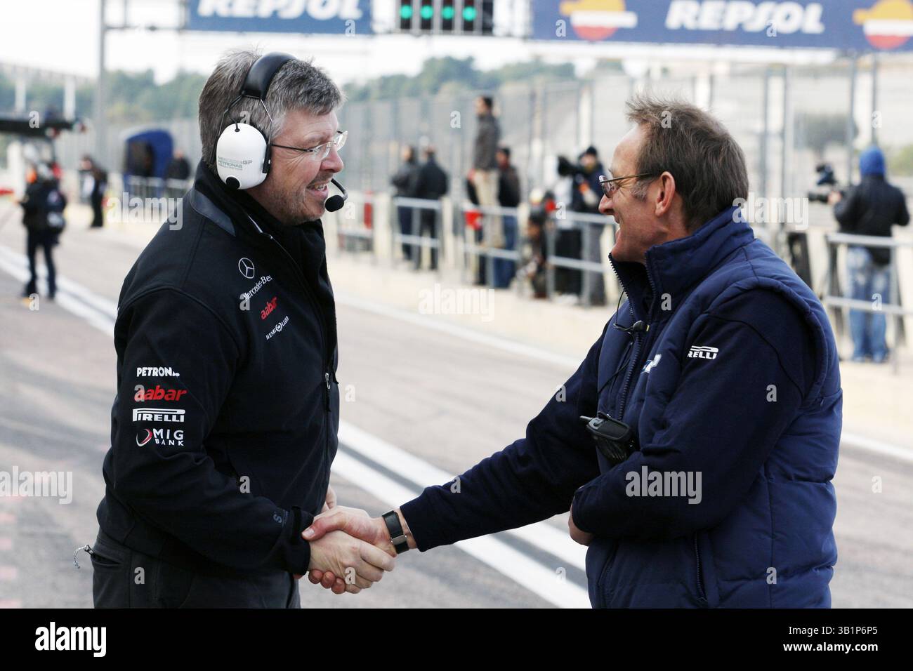 Feb. 2011 - Valencia, Spanien - (L bis R): Ross Brawn (GBR) Mercedes GP Teamleiter mit Dickie Standford (GBR) Williams Team Manager...Formel-1-Tests, Tag 1. (Vermerk © Sutton Motorsports/ZUMAPRESS.com) Stockfoto