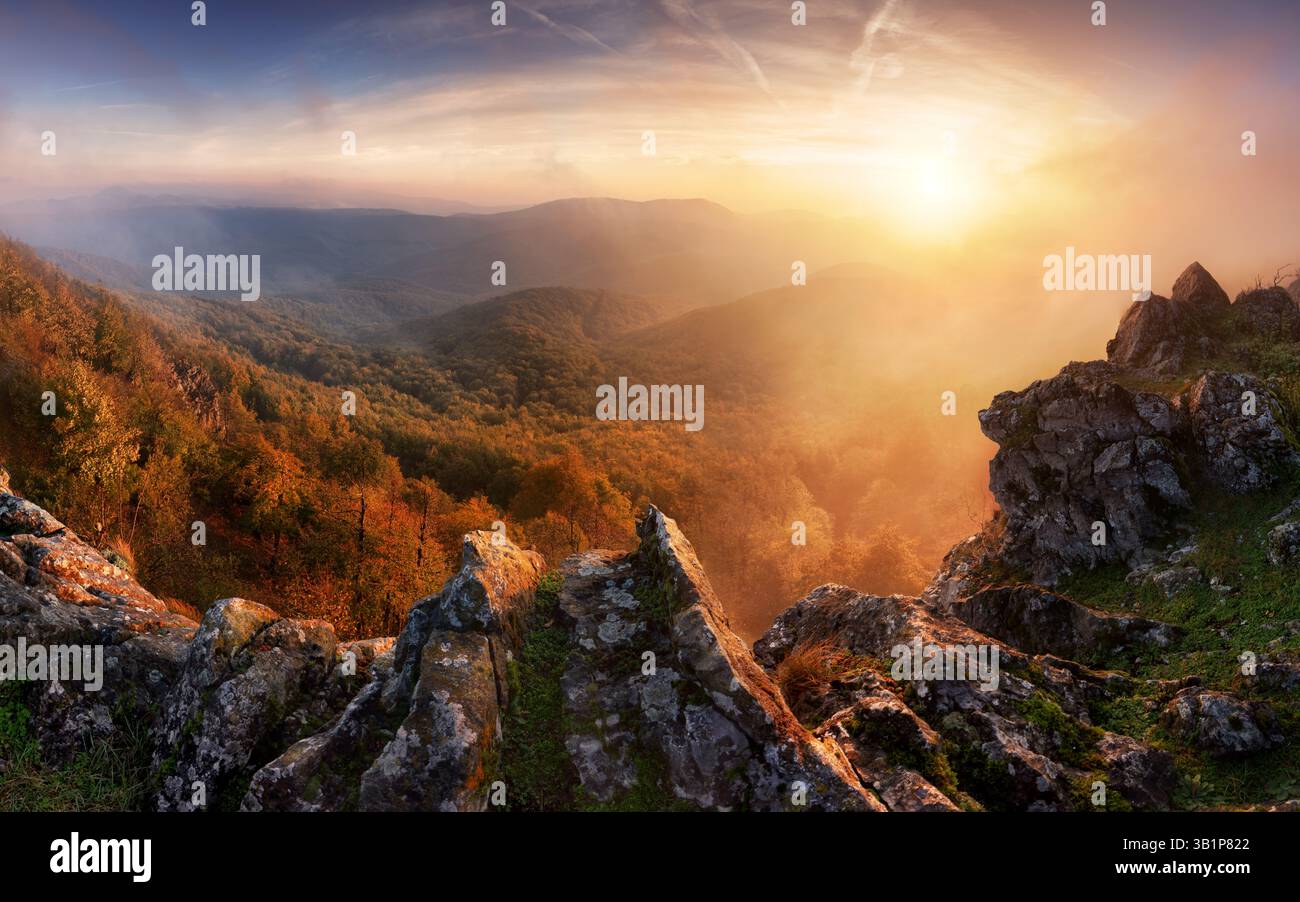 Majestätischer Sonnenuntergang in der Berglandschaft mit Sonnenstrahlen. Dramatische Szene. Karpaten, Slowakei, Europa. Stockfoto