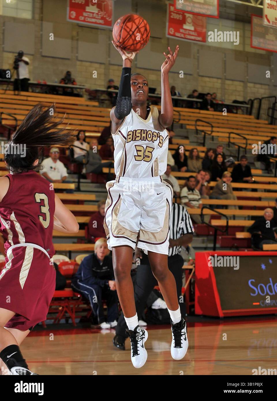 Februar 2011 Santa Ana, CA. Imani Littleton #35 von der Bishops School in Aktion im Nike Extravaganza Prep Basketballspiel zwischen den JSerra Lions und den Bishops School Knights im Meruelo Athletic Center am 4. Februar 2011 in Santa Ana, Kalifornien. Die Bishops School besiegt JSerra 51-42.Louis Lopez/CSM(Credit Image: © Louis Lopez/Cal Sport Media/ZUMAPRESS.com) Stockfoto