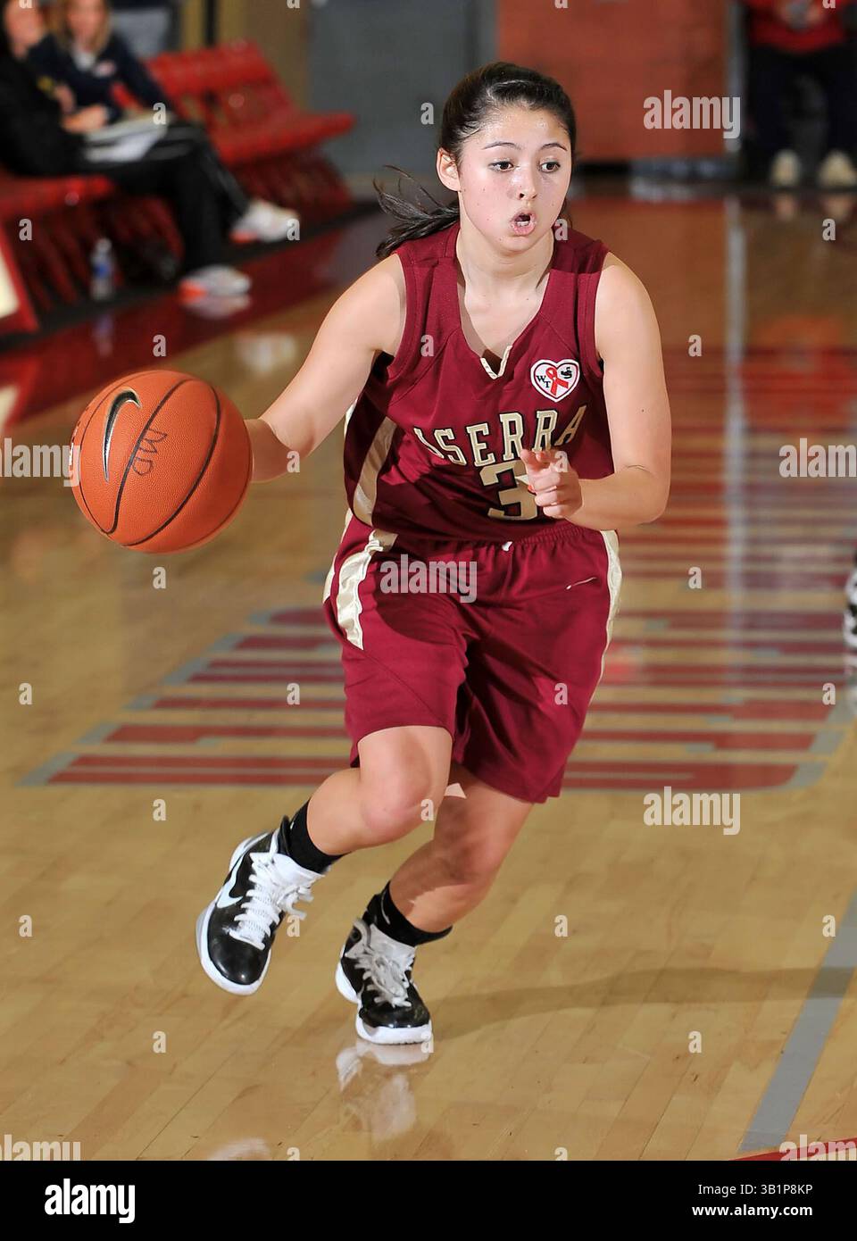 Februar 2011 Santa Ana, CA. Jenna Morris #3 von JSerra im Nike Extravaganza Prep Basketballspiel zwischen den JSerra Lions und den Bishops School Knights im Meruelo Athletic Center am 4. Februar 2011 in Santa Ana, Kalifornien. Die Bishops School besiegt JSerra 51-42.Louis Lopez/CSM(Credit Image: © Louis Lopez/Cal Sport Media/ZUMAPRESS.com) Stockfoto