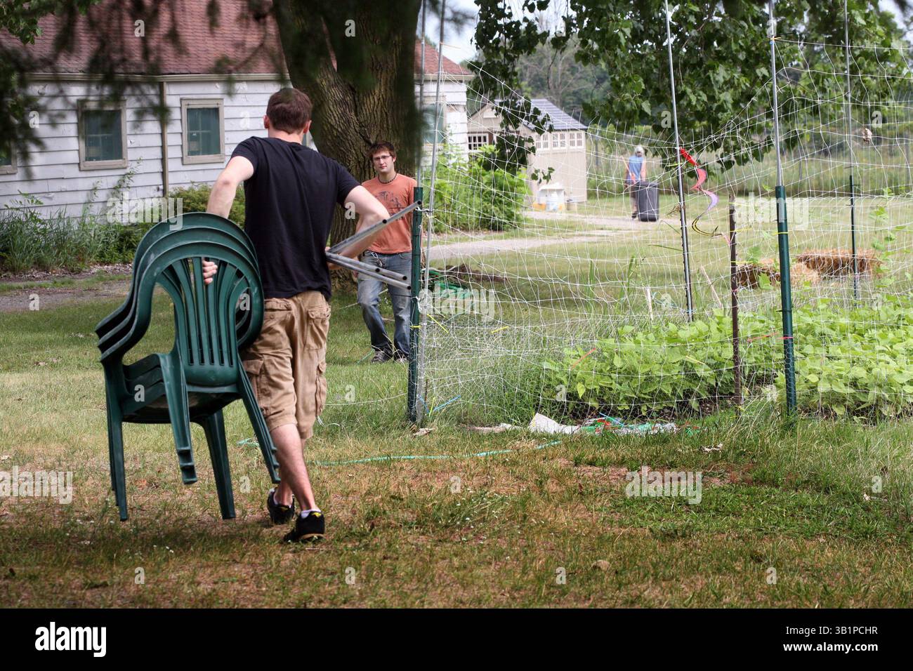 18. Juli 2010 – Michigan, USA – Mitglieder der Urban Farming University bringen Werkzeuge und andere Gegenstände vom Varner House in einen kleinen Plastikschuppen in Rochester Hills, Sonntag, 18. Juli 2010. Ihr Vorschlag, Varner House als praktisches Umweltzentrum zu nutzen, wurde von den Administratoren der Oakland University abgelehnt, obwohl es der Universität nichts gekostet hätte, es zu behalten. SUSAN TUSA/Detroit Free Press (Credit Image: © Detroit Free Press/ZUMApress.com) Stockfoto
