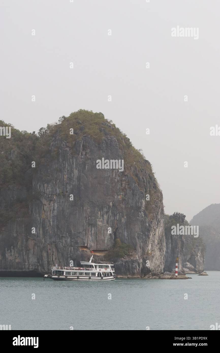 Boot in Lan Ha Bay, Vietnam. Stockfoto