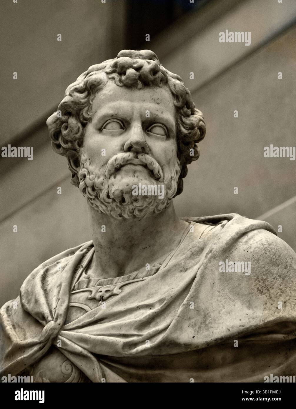 Hannibal Barkas (247 v. Chr., -183 v. Chr.) Karthager General II. Punischer Krieg Italien 218–203 v. Chr. Louvre von Sébastien Slodtz (Französisch, 1655–1726) Hannibal Barca wurde 247 v. Chr. in Karthago geboren und gilt als einer der größten Militärkommandanten aller Zeiten. Nach dem Vorbild seines Vaters Hamilcar widmete er sein Leben der Niederlage Roms. Bei Ausbruch des Zweiten Punischen Krieges führte Hannibal eine Armee über die Pyrenäen und die Alpen zum Sieg gegen die Römer in der Schlacht von Trebia. Stockfoto