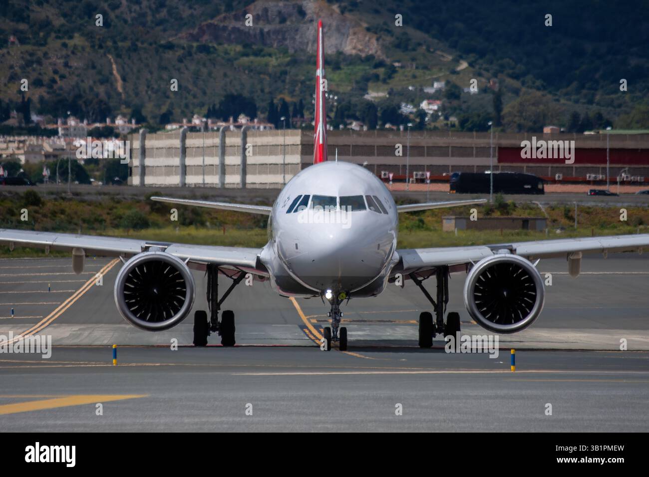 Ein Airbus A321 Neo-Flugzeug der türkischen Fluggesellschaft THY Turkish Airlines, das auf dem Vorfeld am Flughafen Málaga Costa del Sol manövriert. Stockfoto