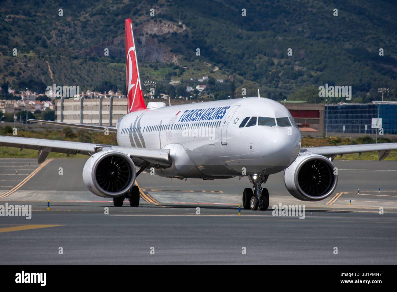 Ein Airbus A321 Neo-Flugzeug der türkischen Fluggesellschaft THY Turkish Airlines, das auf dem Vorfeld am Flughafen Málaga Costa del Sol manövriert. Stockfoto