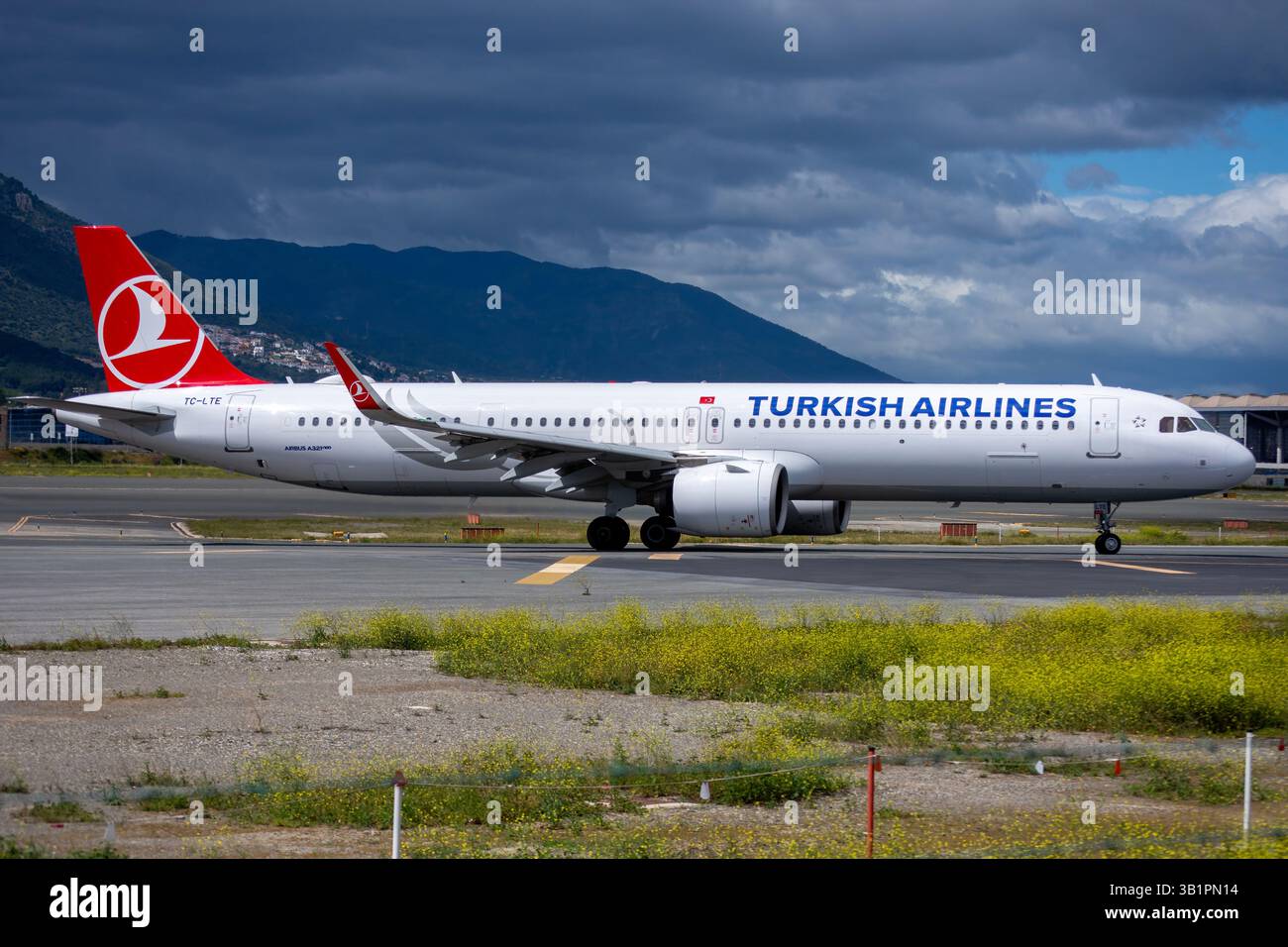 Ein Airbus A321 Neo-Flugzeug der türkischen Fluggesellschaft THY Turkish Airlines, das auf dem Vorfeld am Flughafen Málaga Costa del Sol manövriert. Stockfoto