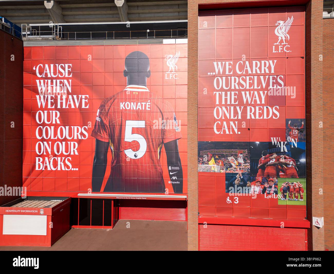 LIVERPOOL, MERSEYSIDE, ENGLAND - 6. APRIL 2025: Plakate an der Wand im Anfield Football Stadion, Liverpool, England Stockfoto