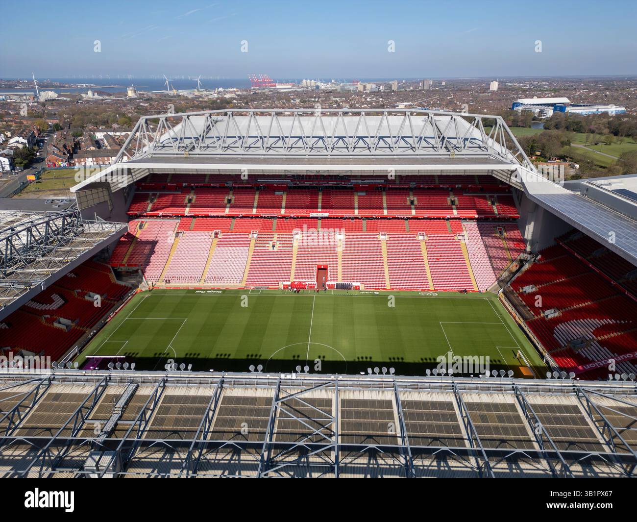 LIVERPOOL, MERSEYSIDE, ENGLAND - 6. APRIL 2025: Blick auf die Tribüne und das Spielfeld im Anfield Stadium, Liverpool, Merseyside, England Stockfoto