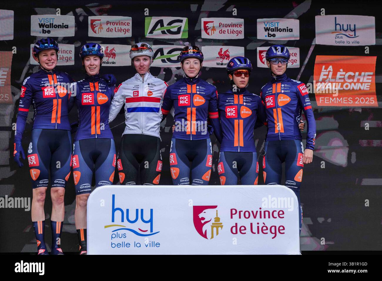 Radsport UCI World Tour Women Elite La Fleche Wallonne Femmes am 23.04.2025 in Huy Teamfoto / Mannschaftsfoto Team Picnic PostNL Marta Cavalli, Eleonora Ciabocco, Pfeiffer Georgi, Josie Nelson, Esmee Peperkamp, Nienke Vinke Foto: Revierfoto Stockfoto