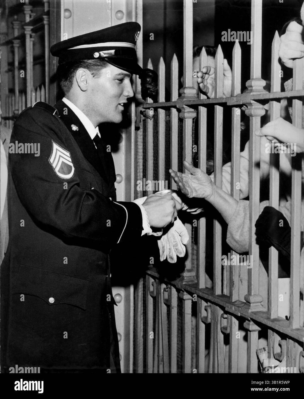7. März 1960 - Memphis, TN, USA - rund 200 Fans warteten auf der Union Station, um Elvis Presley von seinem Aufenthalt in der US Army am Montag, 7. März 1960, zu Hause zu begrüßen. Er trug eine (nicht-Ausgabe) blaue Uniform der Armee Made in Germany. Elvis wurde im Rang eines Sergeants entlassen, aber der Schneider hatte ihm fälschlicherweise die Streifen eines Stab-Sergeants gegeben. Das formelle weiße Hemd war ein Geschenk von Frank Sinatra, das seine Tochter Nancy am Donnerstag (3. März) an Elvis’ erstem Tag zurück in den USA am 26. März brachte Elvis eine spezielle Version von Sinatras ABC-TV Variety Show wh auf Band Stockfoto