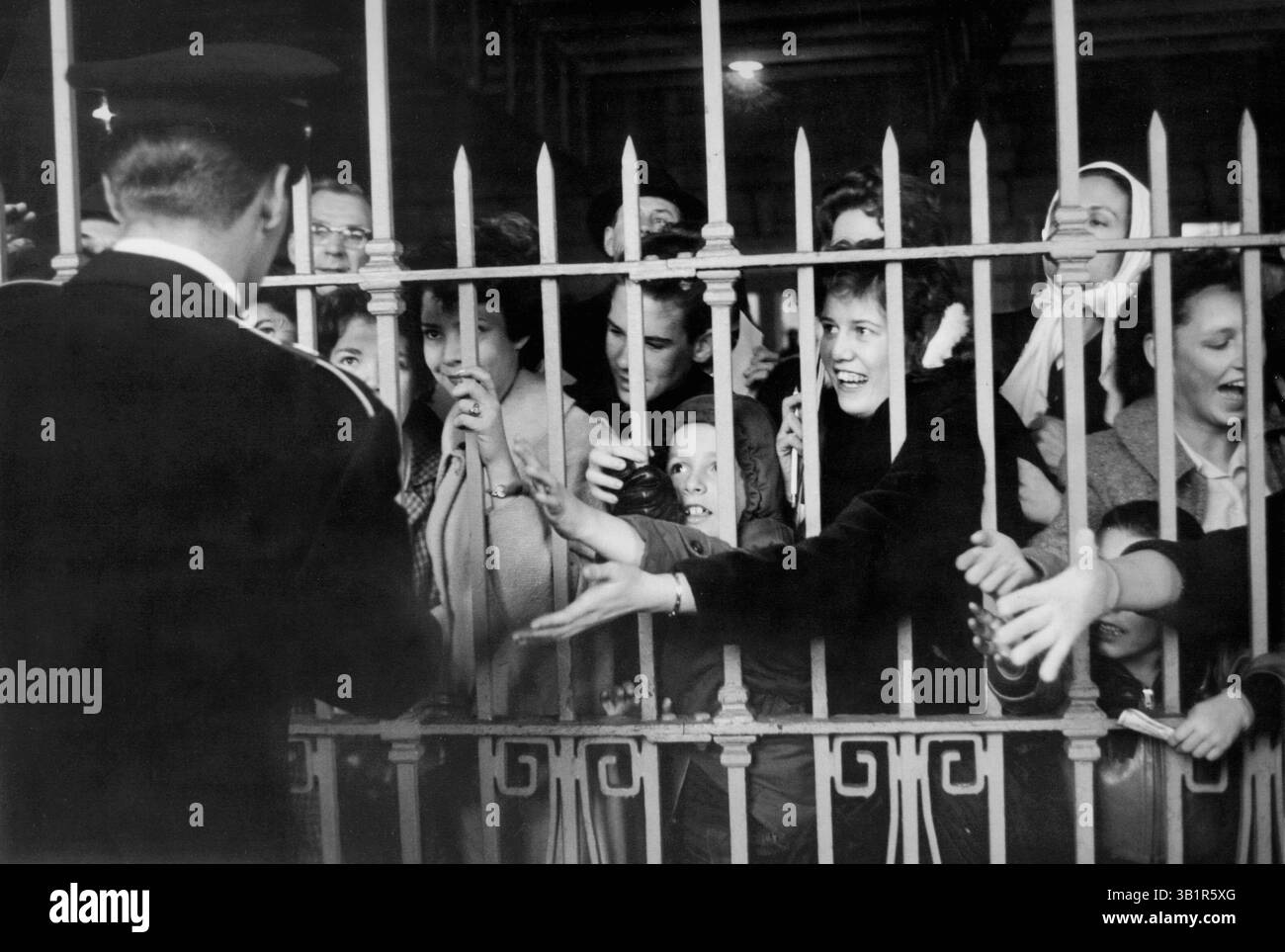 7. März 1960 - Memphis, TN, USA - rund 200 Fans warteten auf der Union Station, um Elvis Presley von seinem Aufenthalt in der US Army am Montag, 7. März 1960, zu Hause zu begrüßen. Er trug eine (nicht-Ausgabe) blaue Uniform der Armee Made in Germany. Elvis wurde im Rang eines Sergeants entlassen, aber der Schneider hatte ihm fälschlicherweise die Streifen eines Stab-Sergeants gegeben. Das formelle weiße Hemd war ein Geschenk von Frank Sinatra, das seine Tochter Nancy am Donnerstag (3. März) an Elvis’ erstem Tag zurück in den USA am 26. März brachte Elvis eine spezielle Version von Sinatras ABC-TV Variety Show wh auf Band Stockfoto