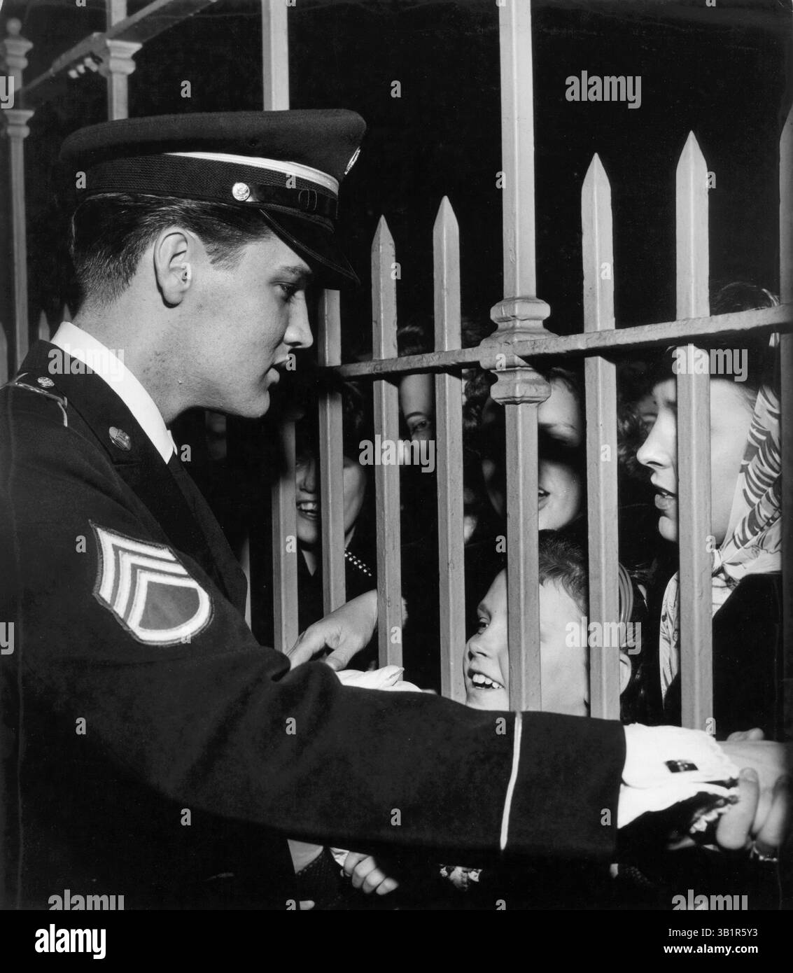 7. März 1960 - Memphis, TN, USA - rund 200 Fans warteten auf der Union Station, um Elvis Presley von seinem Aufenthalt in der US Army am Montag, 7. März 1960, zu Hause zu begrüßen. Er trug eine (nicht-Ausgabe) blaue Uniform der Armee Made in Germany. Elvis wurde im Rang eines Sergeants entlassen, aber der Schneider hatte ihm fälschlicherweise die Streifen eines Stab-Sergeants gegeben. Das formelle weiße Hemd war ein Geschenk von Frank Sinatra, das seine Tochter Nancy am Donnerstag (3. März) an Elvis’ erstem Tag zurück in den USA am 26. März brachte Elvis eine spezielle Version von Sinatras ABC-TV Variety Show wh auf Band Stockfoto