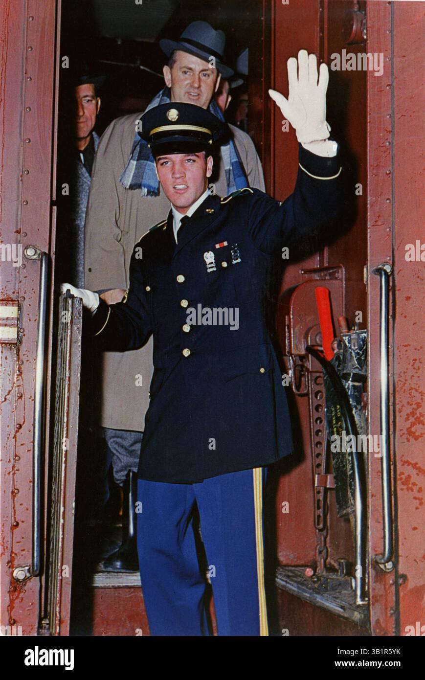 7. März 1960 - Memphis, TN, USA - rund 200 Fans warteten auf der Union Station, um Elvis Presley von seinem Aufenthalt in der US Army am Montag, 7. März 1960, zu Hause zu begrüßen. Er trug eine (nicht-Ausgabe) blaue Uniform der Armee Made in Germany. Elvis wurde im Rang eines Sergeants entlassen, aber der Schneider hatte ihm fälschlicherweise die Streifen eines Stab-Sergeants gegeben. Das formelle weiße Hemd war ein Geschenk von Frank Sinatra, das seine Tochter Nancy am Donnerstag (3. März) an Elvis’ erstem Tag zurück in den USA am 26. März brachte Elvis eine spezielle Version von Sinatras ABC-TV Variety Show wh auf Band Stockfoto