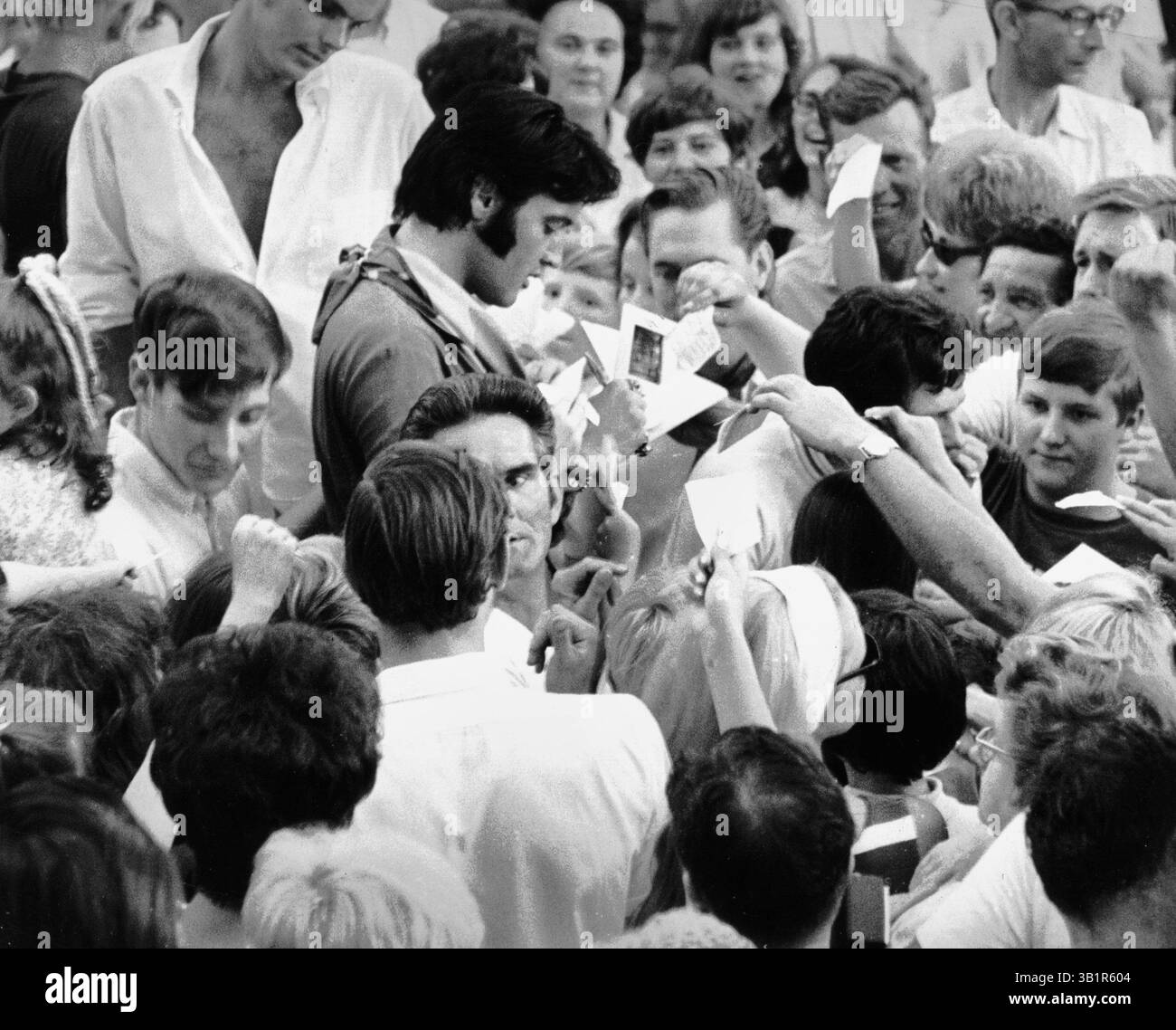 8. Juni 1969 – Memphis, TN, USA – Elvis Presley unterzeichnet Autogramme in Graceland Sonntag, 8. Juni 1969. Im März und April arbeitete Elvis an seiner 31. In Hollywood, und was war seine letzte Rolle in einem Film? Der Film war „Change of Habit“ mit Mary Tyler Moore. (Kreditbild: © The Commercial Appeal/ZUMApress.com) Stockfoto 8. Juni 1969 – Memphis, TN, USA – Elvis Presley unterzeichnet Autogramme in Graceland Sonntag, 8. Juni 1969. Im März und April arbeitete Elvis an seiner 31. In Hollywood, und was war seine letzte Rolle in einem Film? Der Film war „Change of Habit“ mit Mary Tyler Moore. (Kreditbild: © The Commercial Appeal/ZUMApress.com) Stockfoto